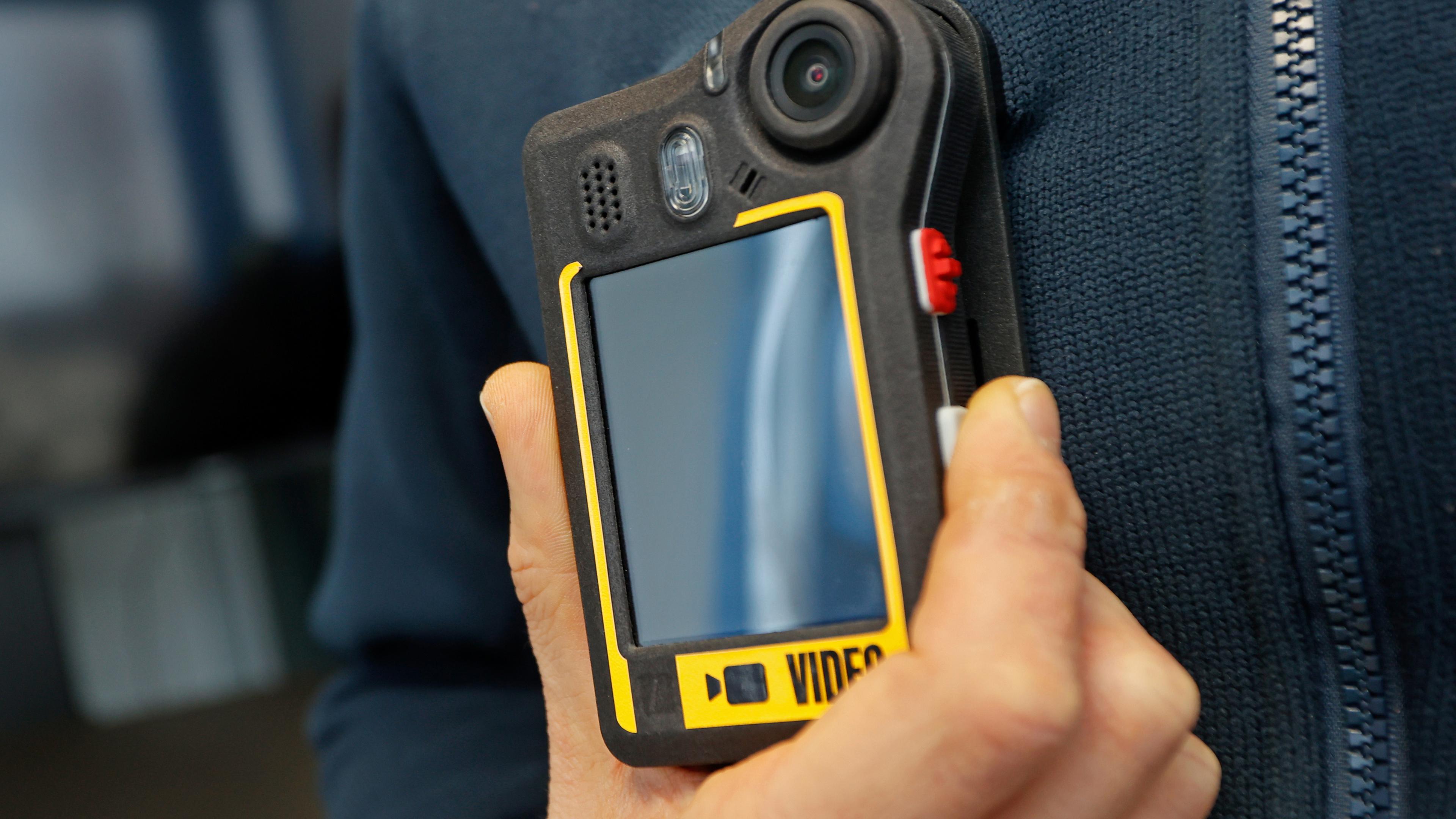 Ein Mitarbeiter der Blankenburger Firma Netco Professional Services GmbH prüft eine Bodycam.