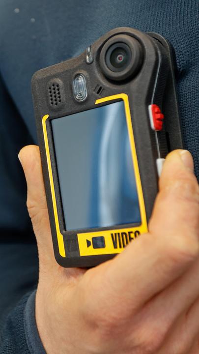 Ein Mitarbeiter der Blankenburger Firma Netco Professional Services GmbH prüft eine Bodycam.