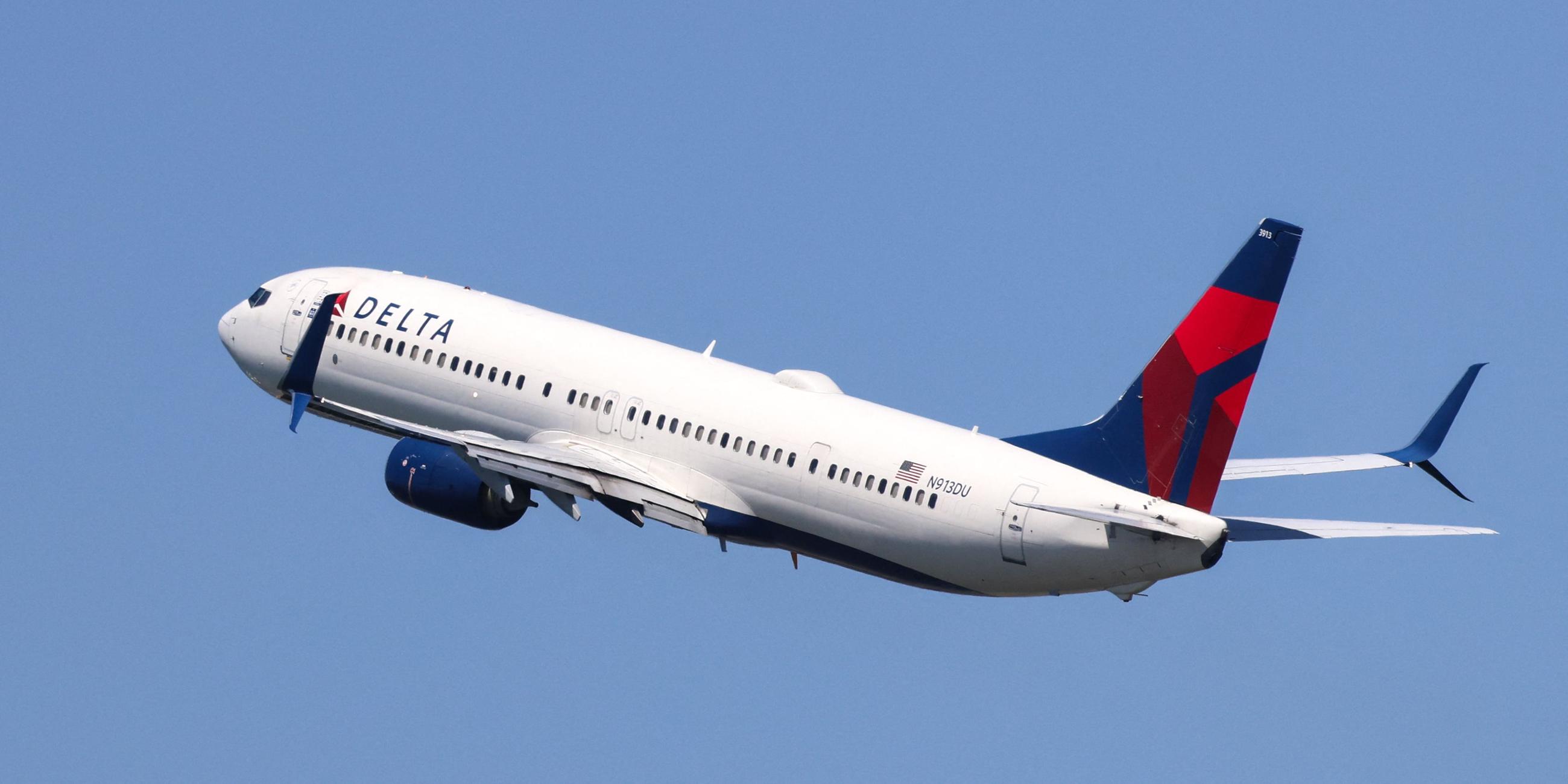 Eine Boeing 737 der Delta Airlines startet vom LaGuardia Airport in Queens, New York