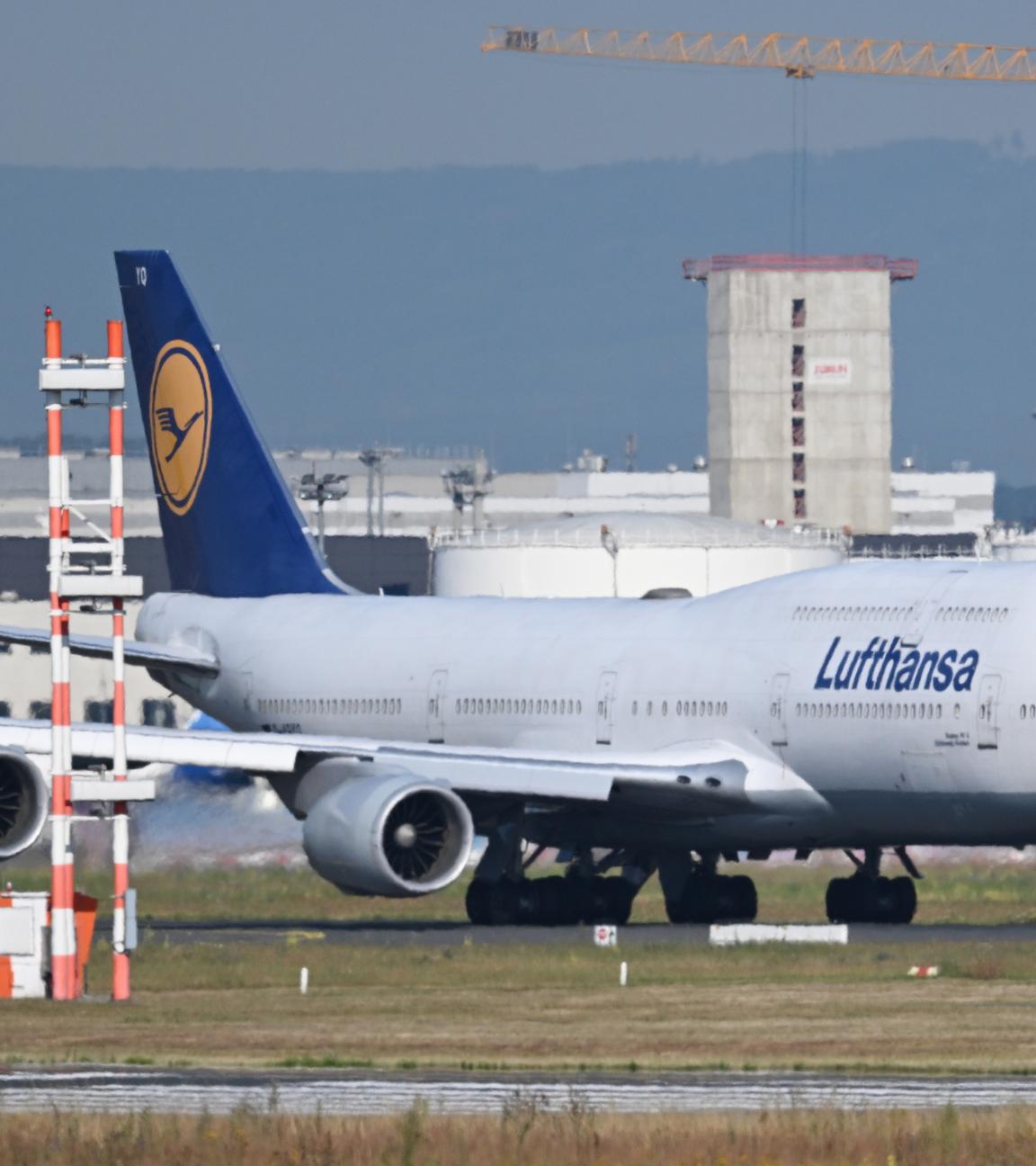 Hessen, Frankfurt/Main: Eine Boeing 747 der Lufthansa rollt am Frankfurter Flughafen über das Vorfeld. 