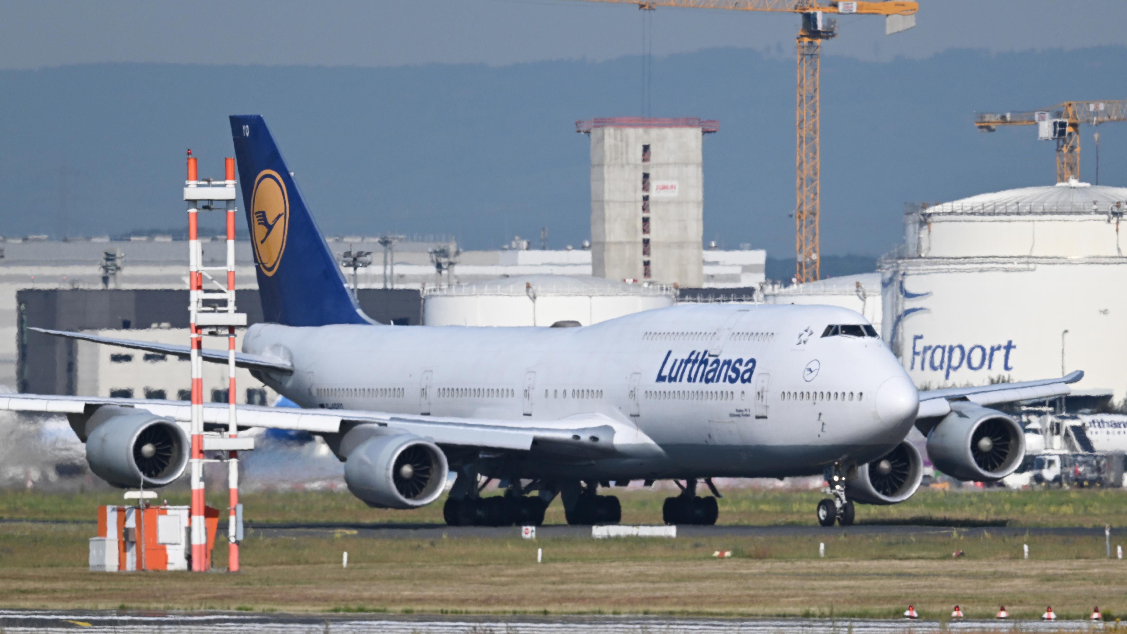 Hessen, Frankfurt/Main: Eine Boeing 747 der Lufthansa rollt am Frankfurter Flughafen über das Vorfeld. 