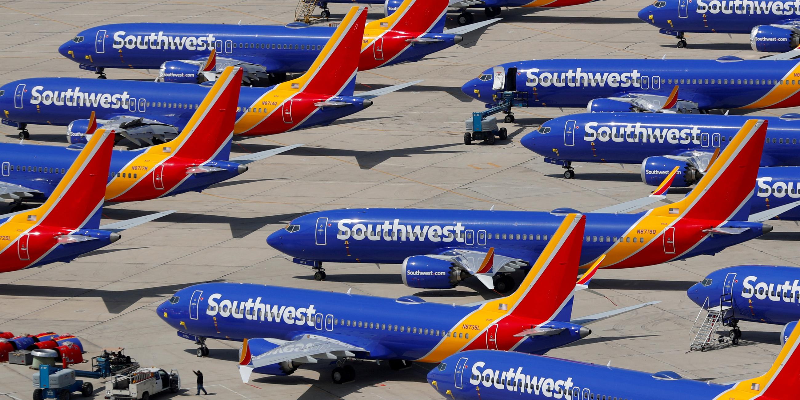 Geparkte Southwest Airlines Boeing 737 Max Flugzeuge stehen am Victorville Flughafen in Kalifornien.