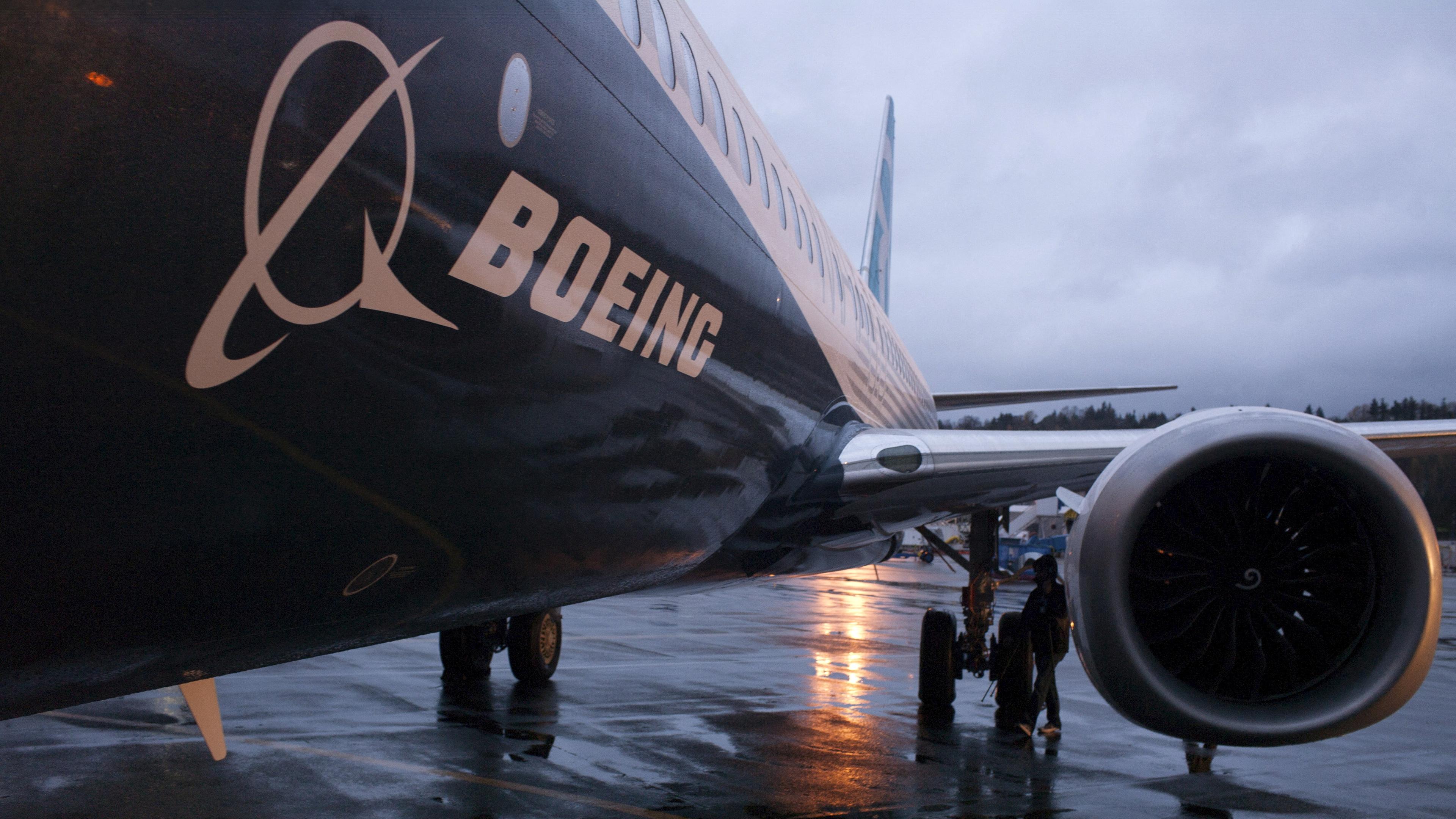 Eine Boeing 737 MAX steht vor dem Hangar im Boeing-Werk in Renton, Washington