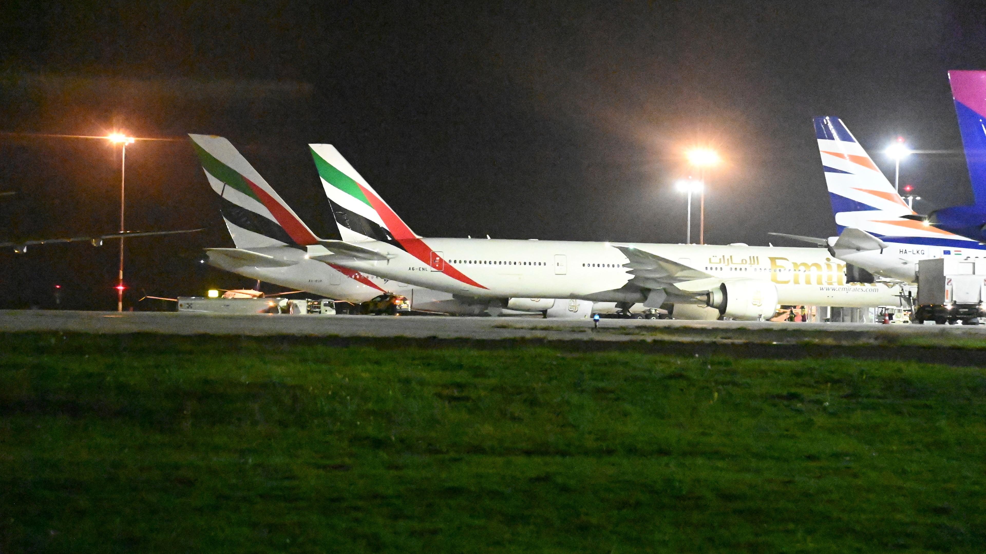 Zwei Boeing-Maschinen auf einem Flughafen. 