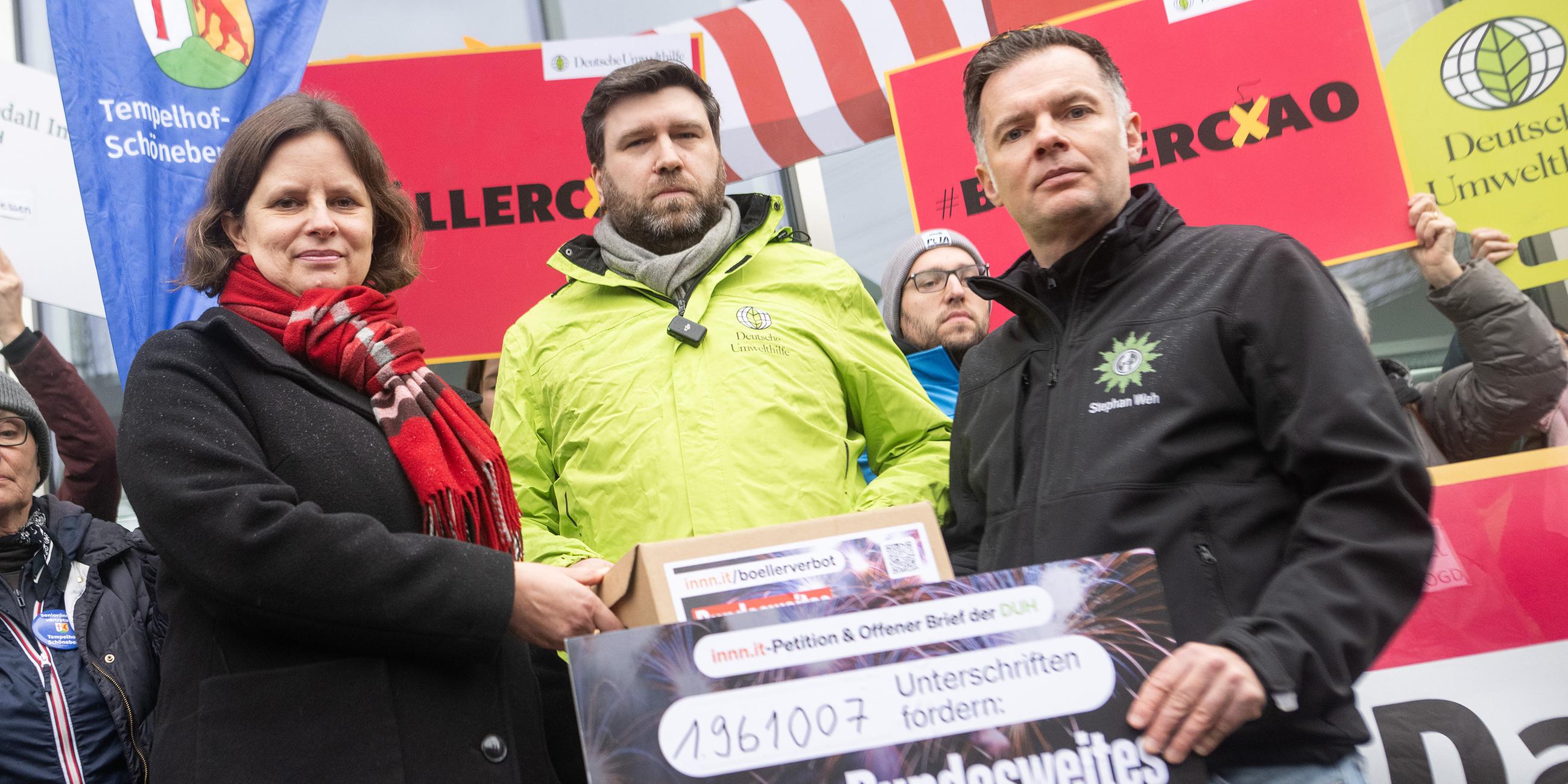 Juliane Seifert bei der Übergabe der Petition zum Böllerverbot durch Matthias Walter und Stephan Weh (v.l.n.r.)