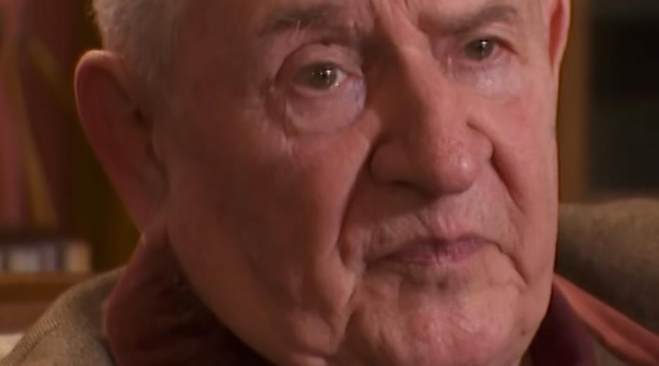 Zu sehen ist der 92 Jahre alte Auschwitz-Überlebende Bogdan Bartnikoswki. 