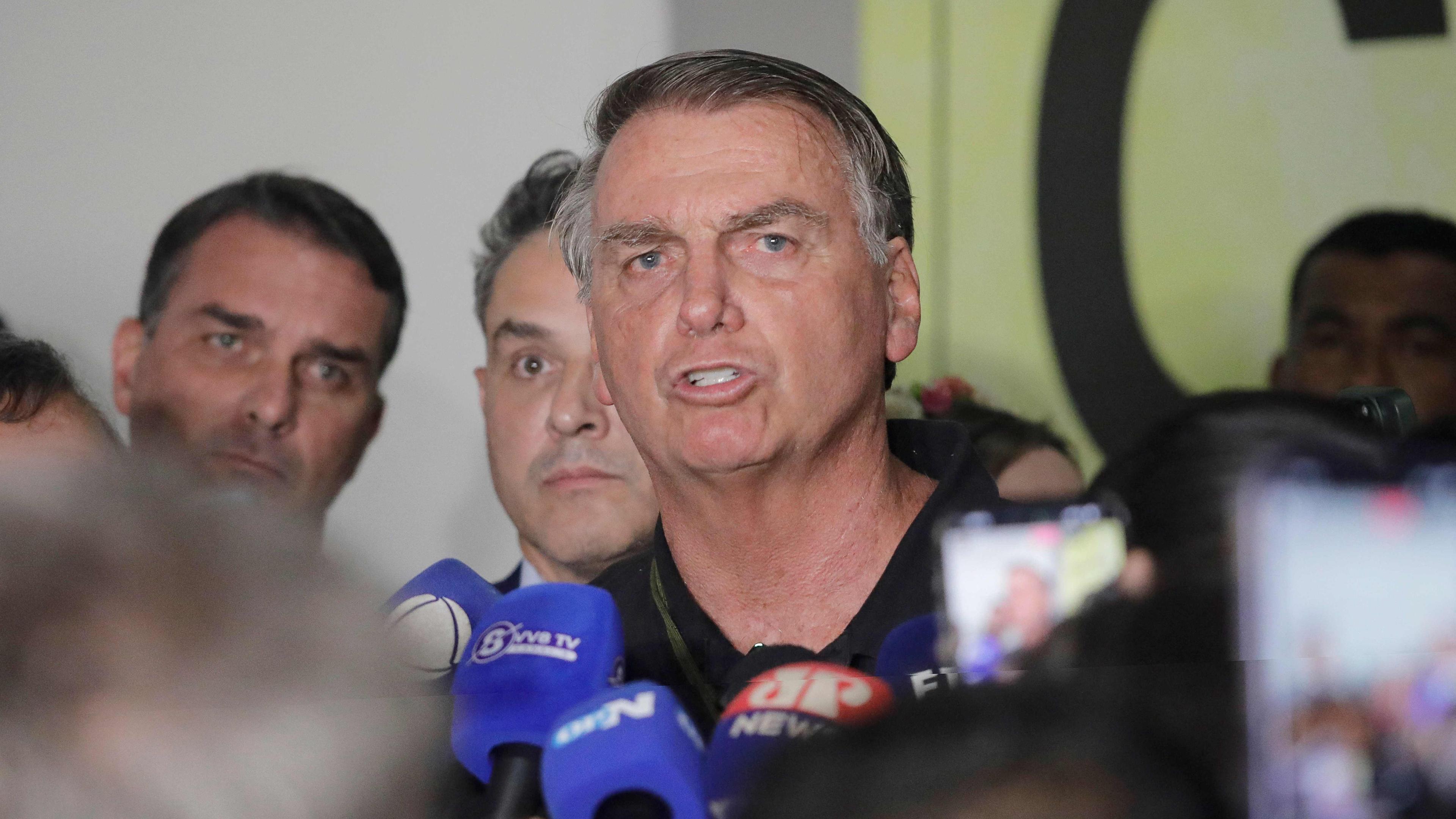 Brasiliens früherer Präsident Jair Bolsonaro spricht mit Medien in Brasilia. 