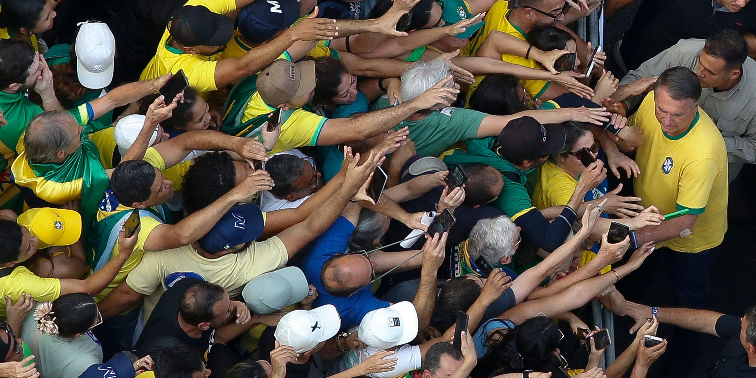 Eine aufgebrachte Menschenmenge demonstriert in Brasilien gegen die Sperre von X.