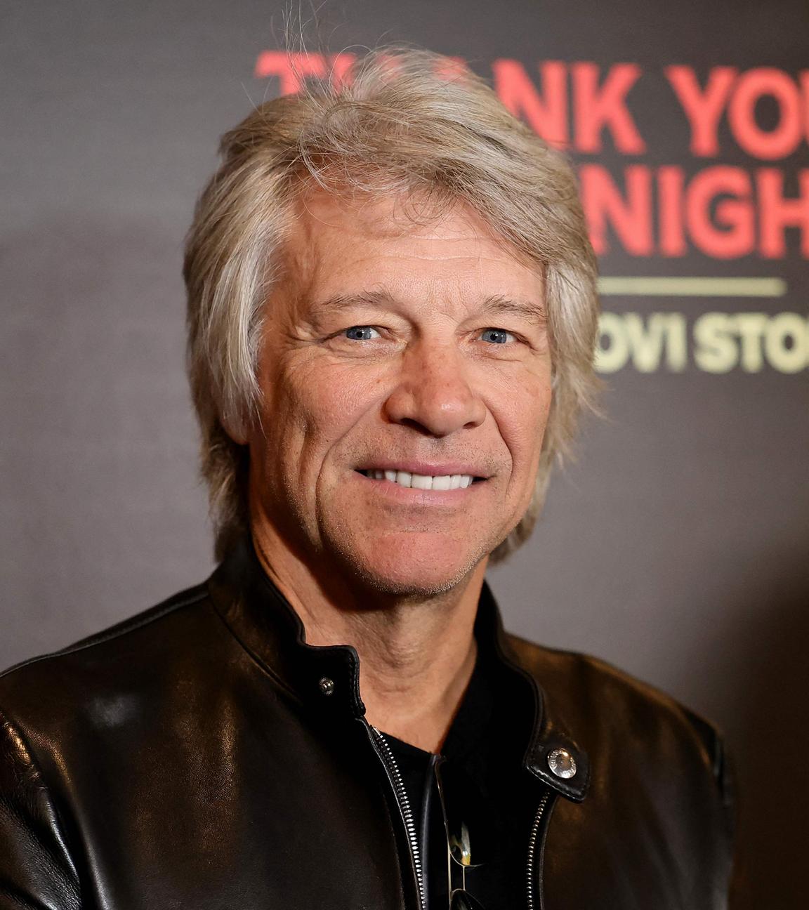 Britain The Bon Jovi Story Premiere, die Bon Jovi Band ist anwesend und posiert lachend vor einem dunkelblauen Hintergrund.