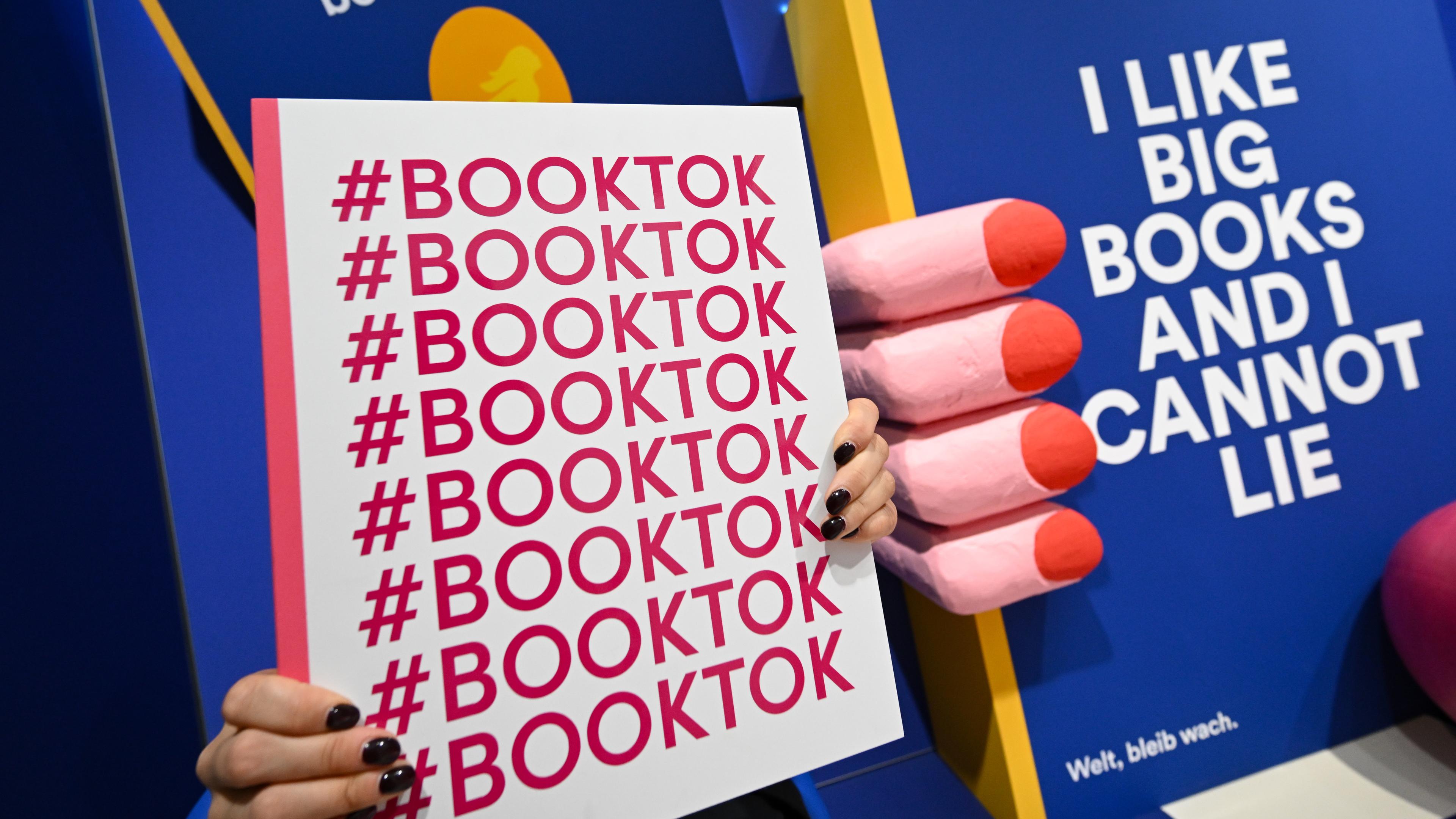 Das Thema Booktok wird auf der Frankfurter Buchmesse am Stand von Thalia in einem bunten Besucherraum visualisiert. 