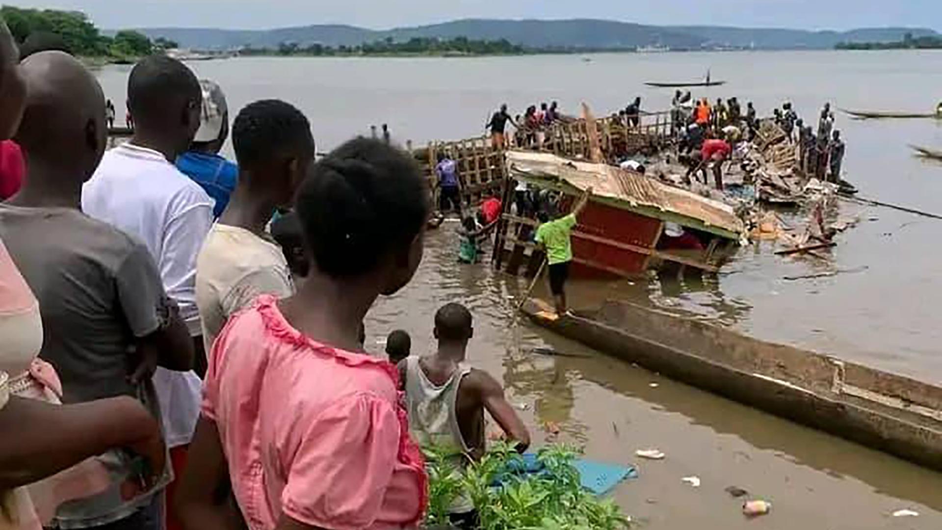 Menschen bergen ein Boot in Bangui, Zentralafrikanische Republik