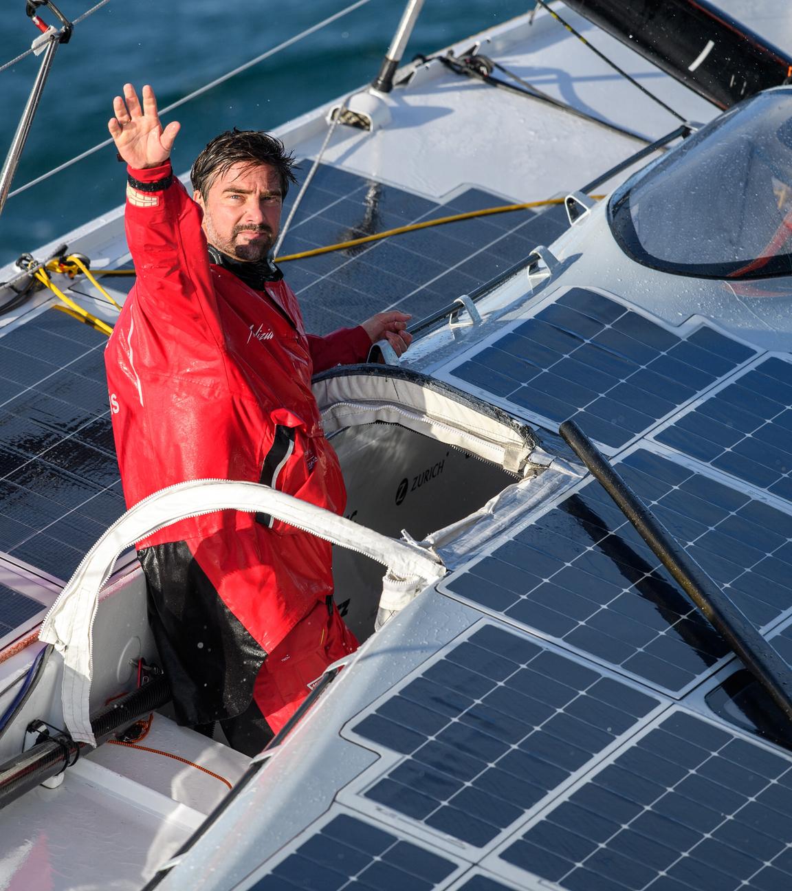 Boris Herrmann winkt von seinem Boot Malizia Seaexplorer