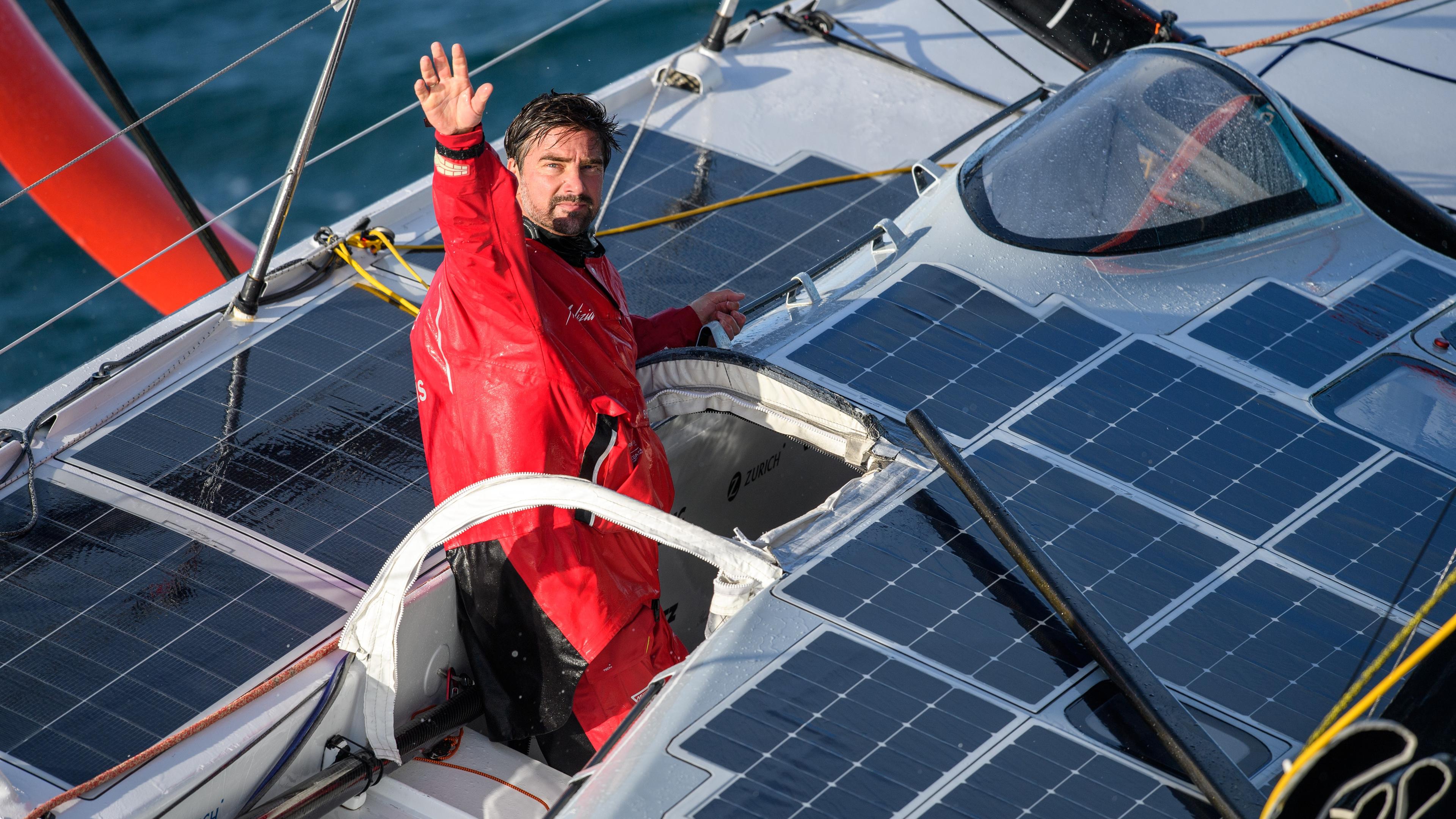 Boris Herrmann winkt von seinem Boot Malizia Seaexplorer