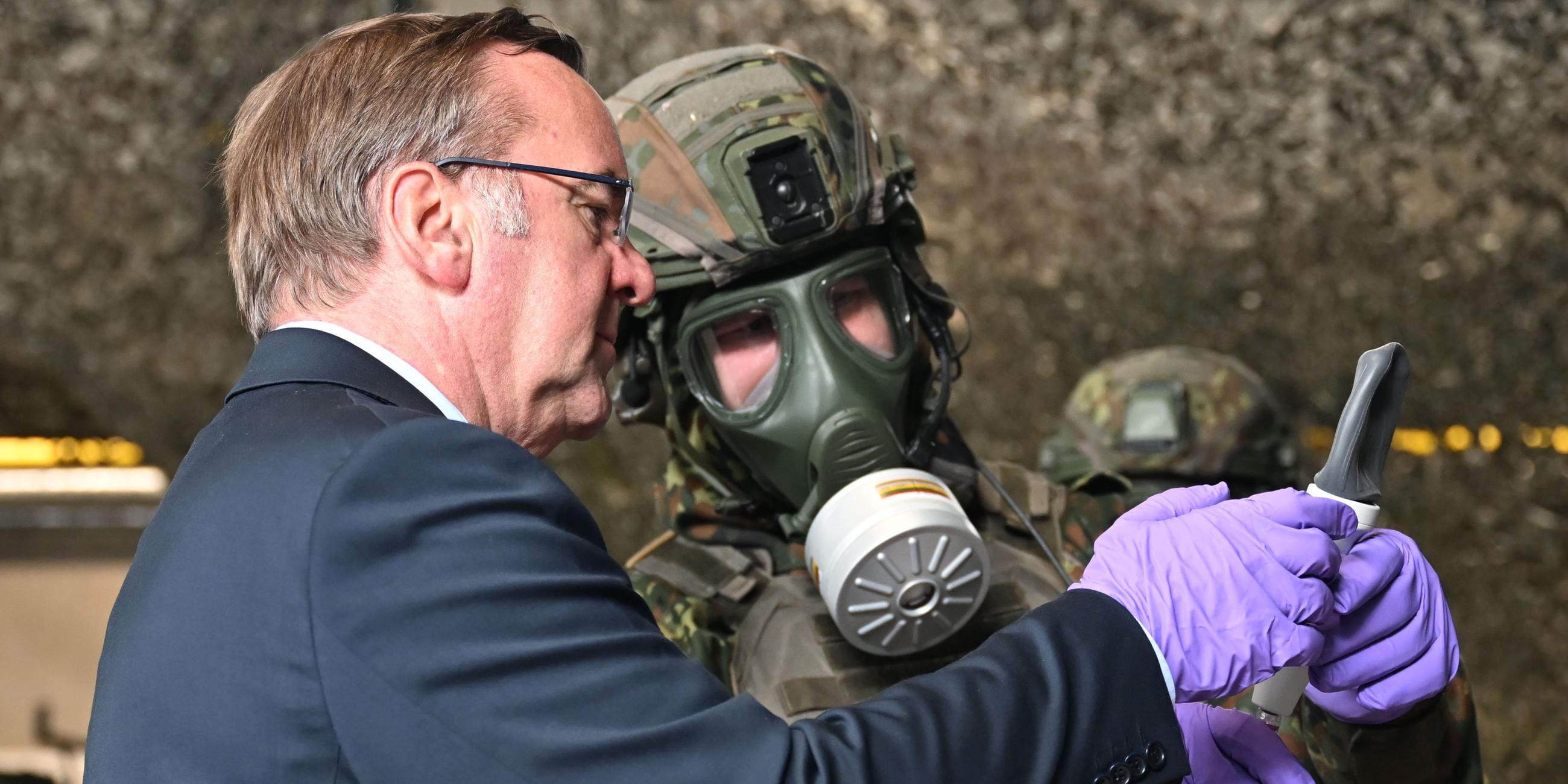 Bundesverteidigungsminister Boris Pistorius (SPD) wird eine biologische Beprobung gezeigt 