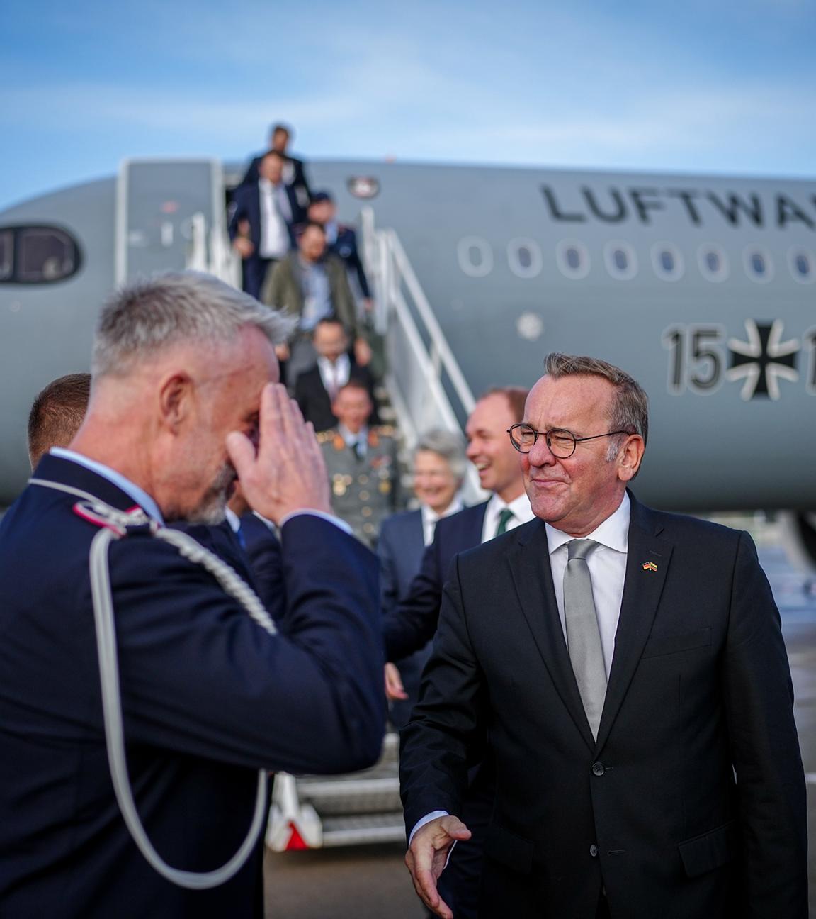 Boris Pistorius kommt auf dem Internationalen Flughafen in Vilnius an. 