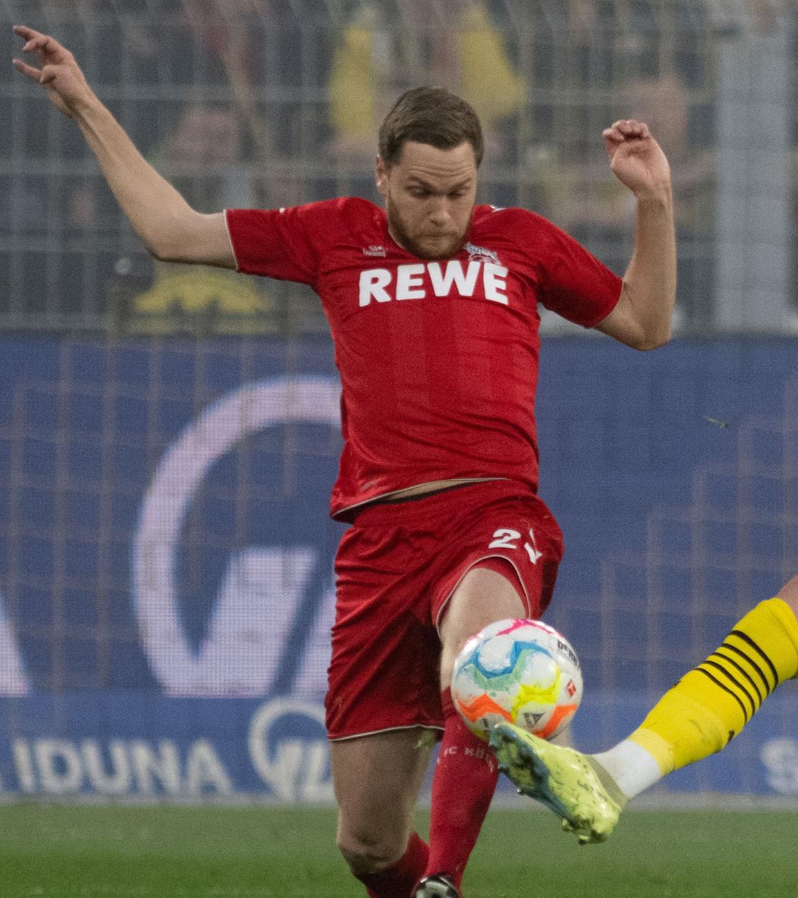  Dortmunds Marco Reus (l) und Kölns Sargis Adamyan in Aktion.