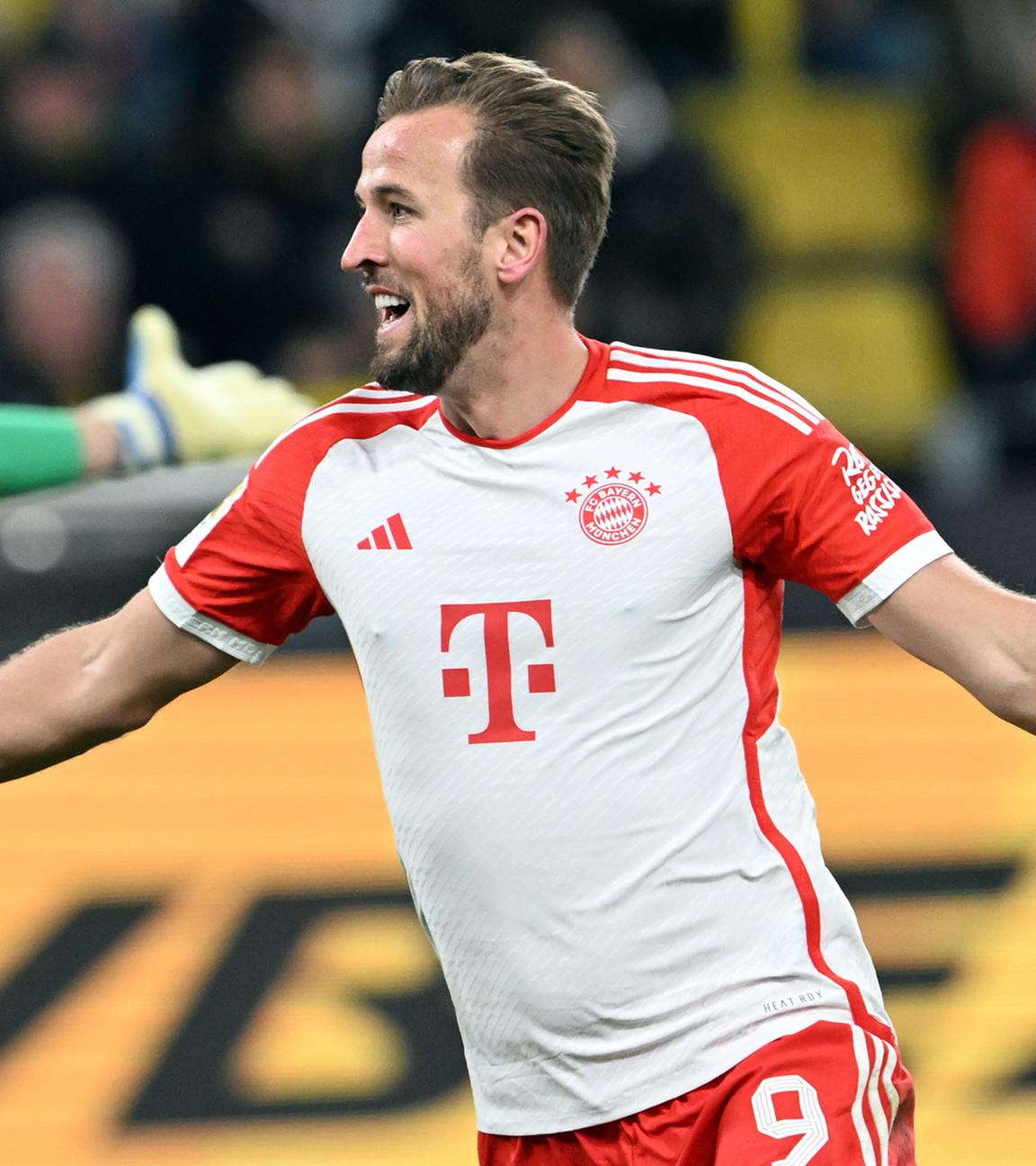 Bayerns Harry Kane bejubelt sein Tor zum 3:0.