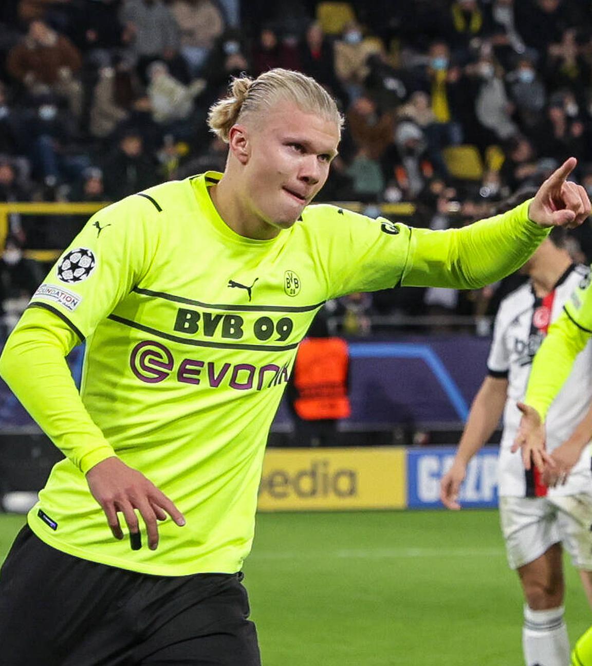 Erling Haaland (Borussia Dortmund) bejubelt das Tor zum 5:0.