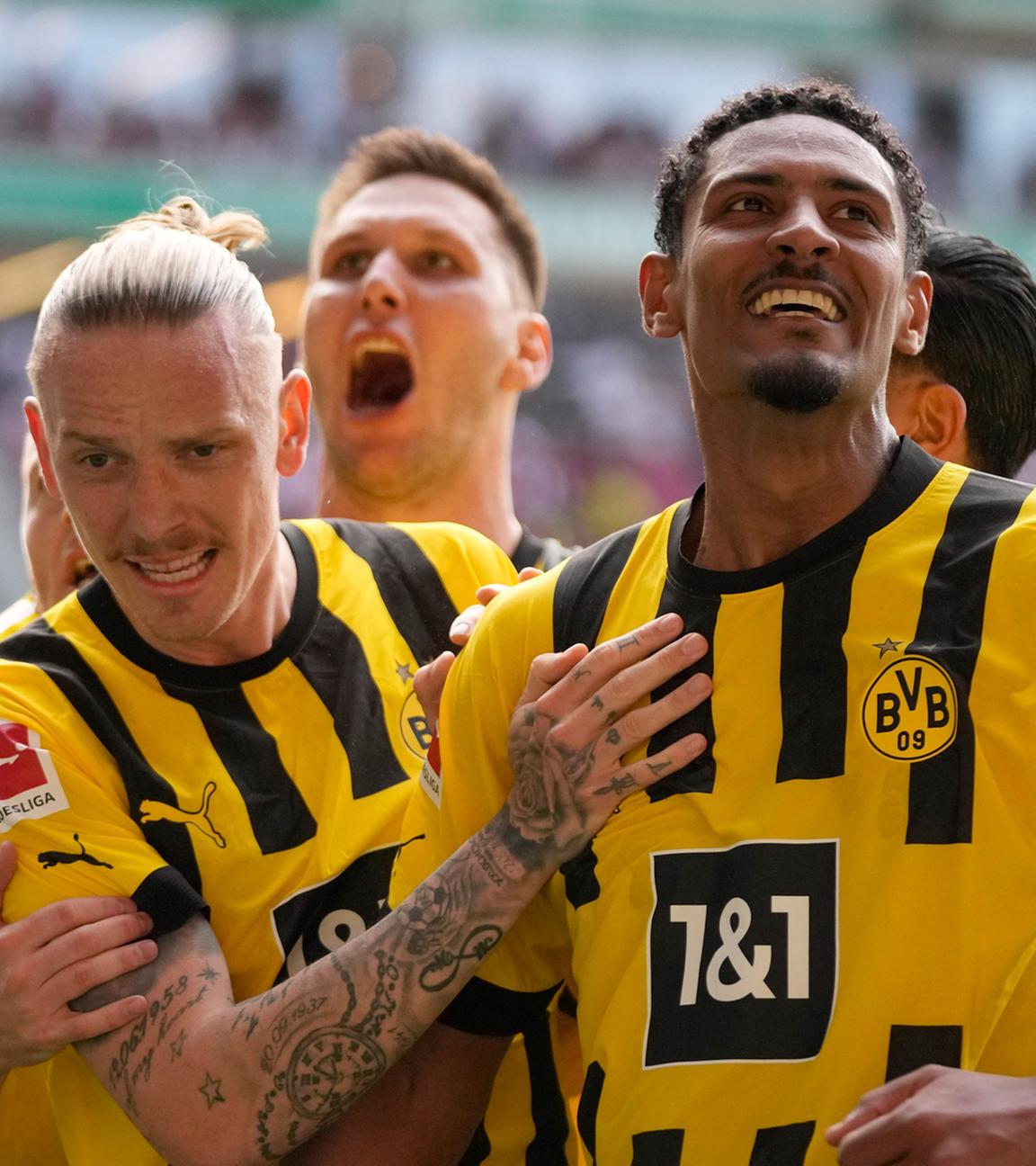 Spieler von Borussia Dortmund jubeln nach dem Tor von Sebastian Haller (rechts).