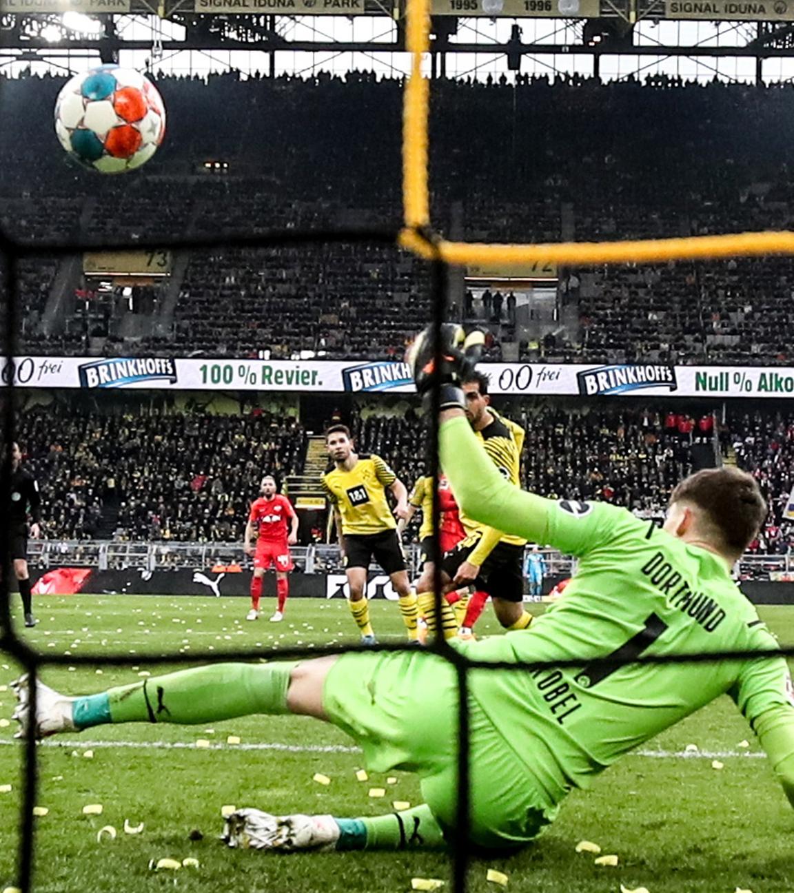 Dortmunds Torhüter Gregor Kobel (vorne) kassiert am 02.04.2022 in Dortmund (Deutschland) beim Bundesliga-Fußballspiel zwischen Borussia Dortmund und RB Leipzig ein Tor.
