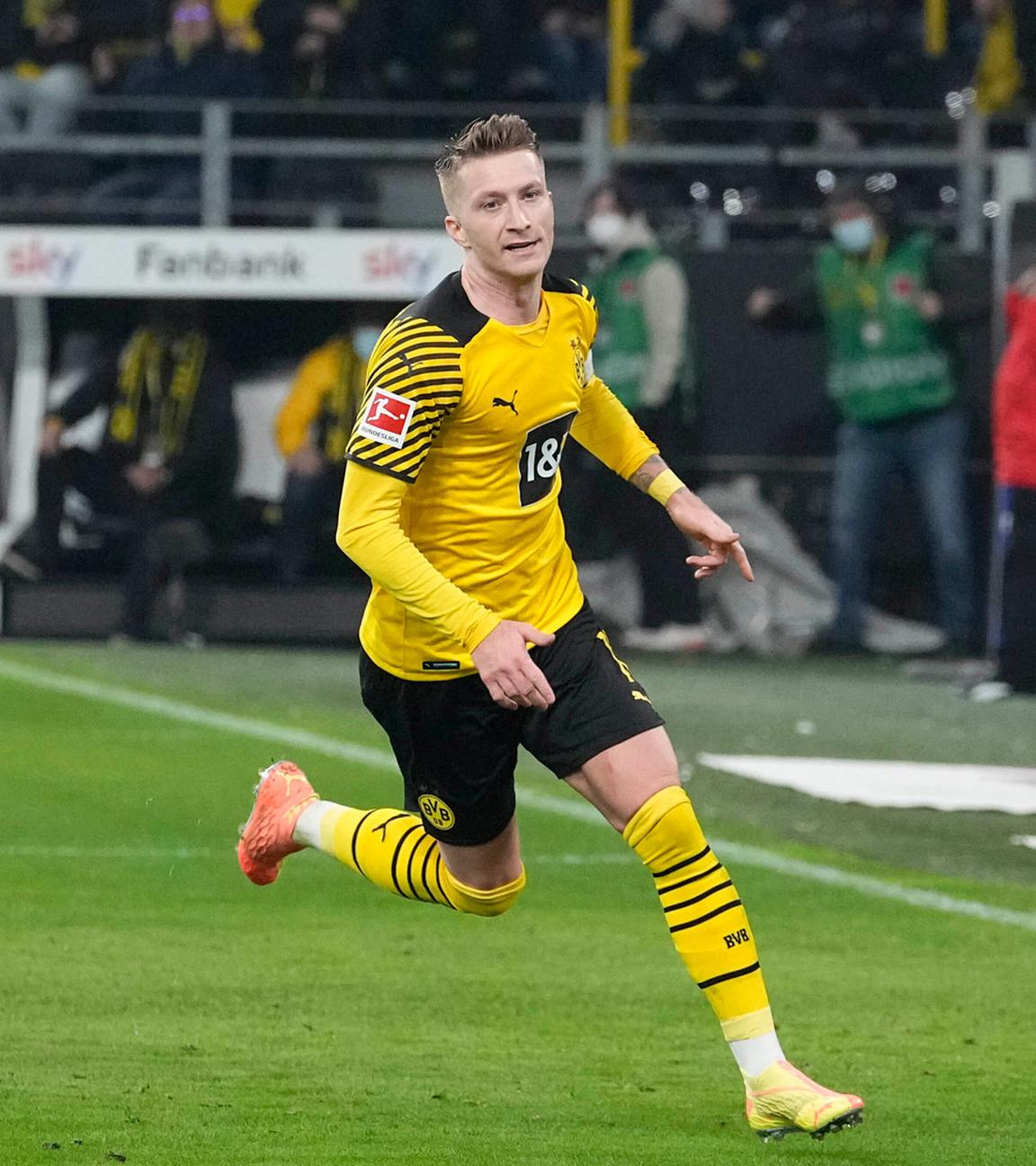 Dortmunds Marco Reus erzielt das zweite Tor seiner Mannschaft beim Bundesliga-Fußballspiel zwischen Borussia Dortmund und dem VfB Stuttgart in Dortmund, Deutschland, Samstag, 20. November 2021.