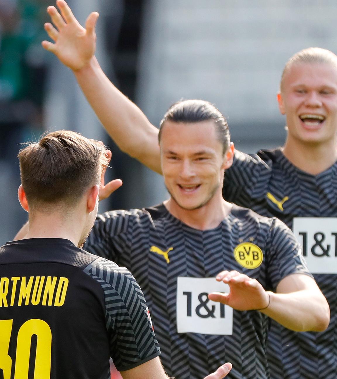Dortmunds Felix Passlack (L) jubelt mit seinen Teamkollegen nach dem 3:1-Torstand beim Bundesliga-Fußballspiel zwischen der SpVgg Greuther Fürth und Borussia Dortmund am 07.05.2022 in Fürth (Deutschland).