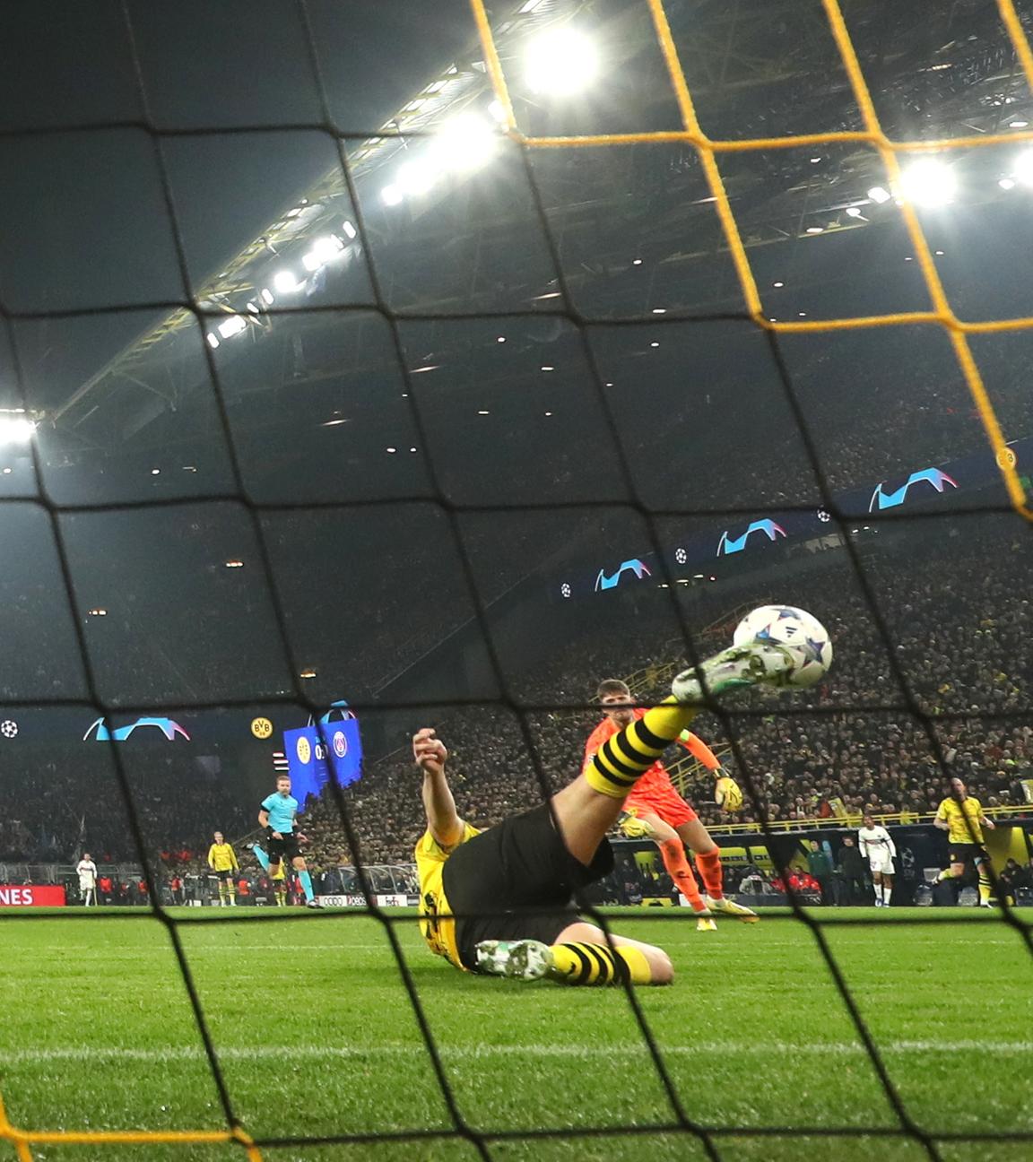 Dortmunds Niklas Suele klärt den Ball während des UEFA Champions League-Gruppenspiels.