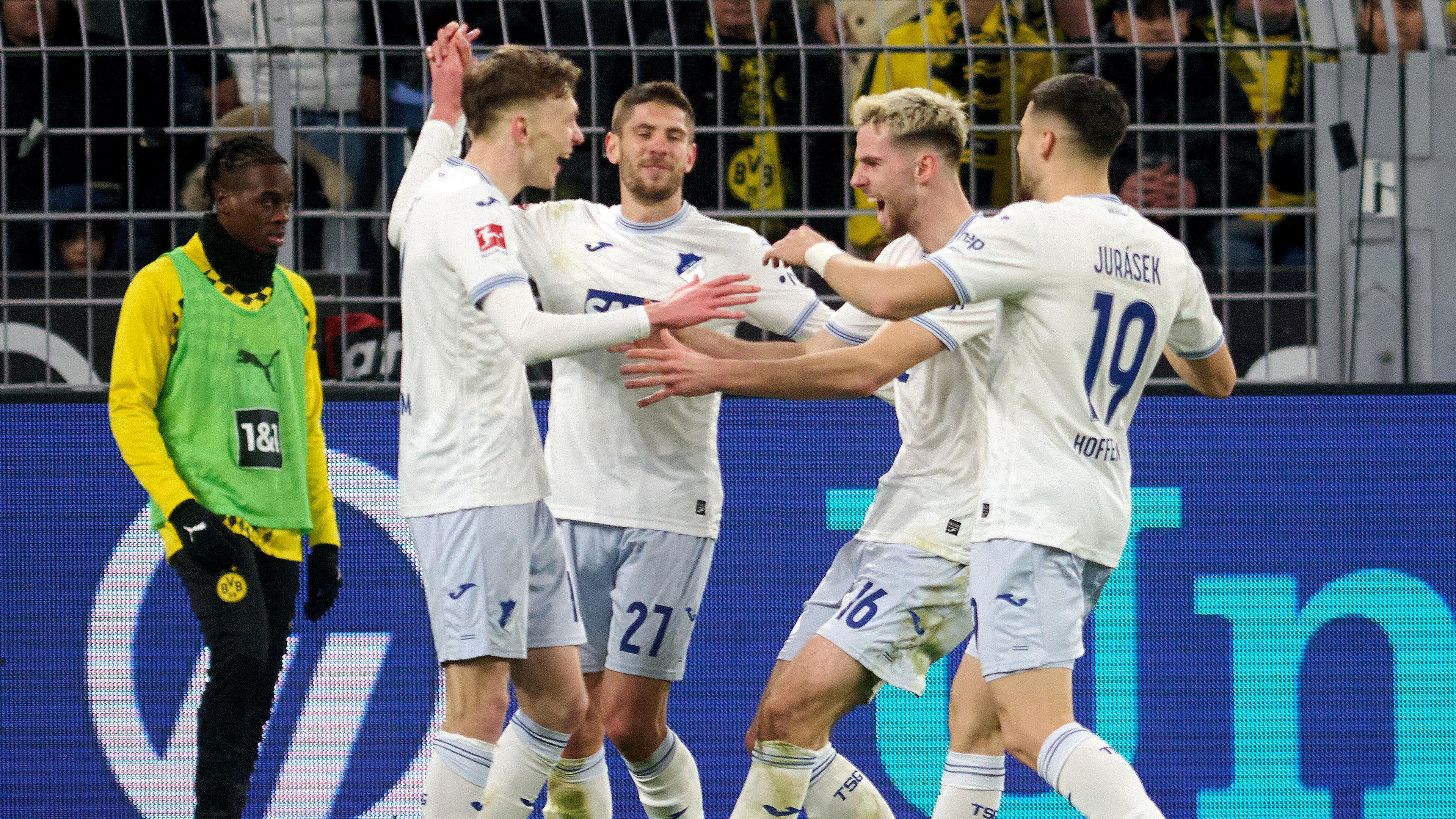 Maximilian Beier (l) von Hoffenheim jubelt über sein Tor zum 3:2.