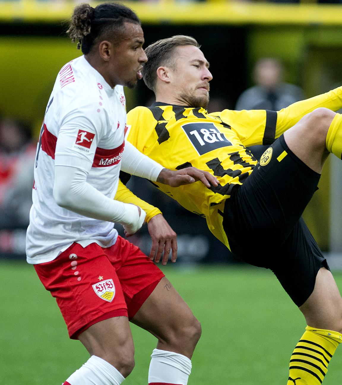 Dortmunds Felix Passlack (r) kommt vor Juan Jose Perea von Stuttgart an den Ball am 22.10.2022 in Dortmund.