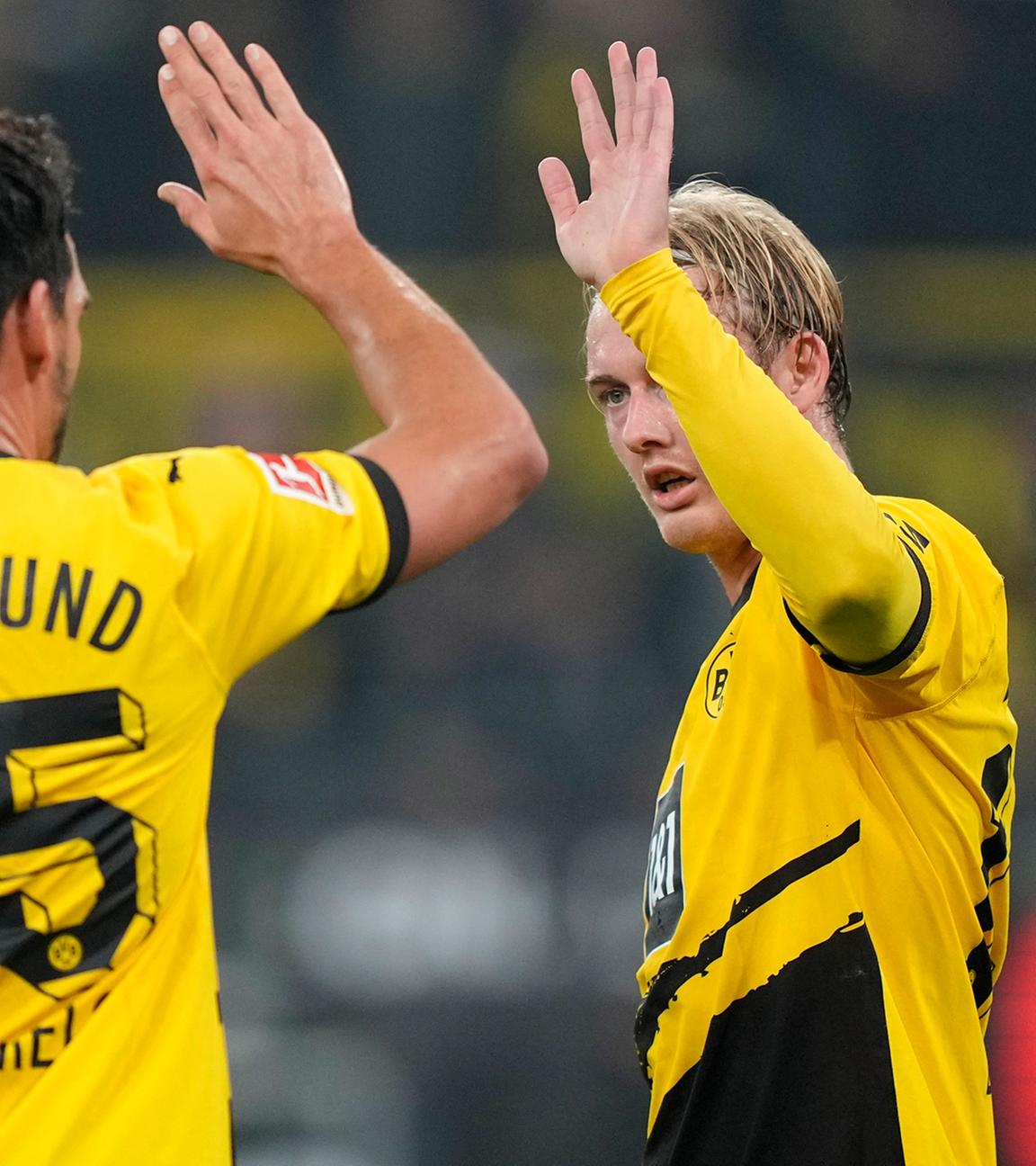 Julian Brandt (Dortmund, r.) freut sich mit seinem Team über das Eröffnungstor.