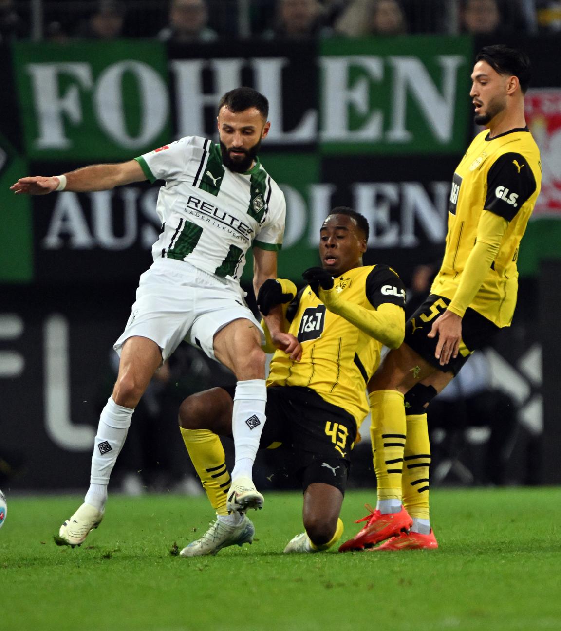 Gladbachs Franck Honorat (l) und Dortmunds Jamie Gittens kämpfen um den Ball.