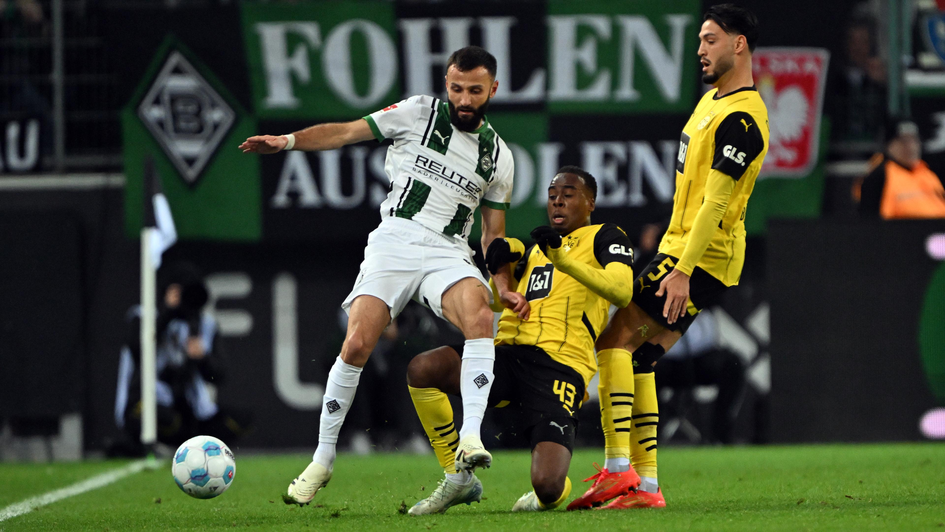 Gladbachs Franck Honorat (l) und Dortmunds Jamie Gittens kämpfen um den Ball.