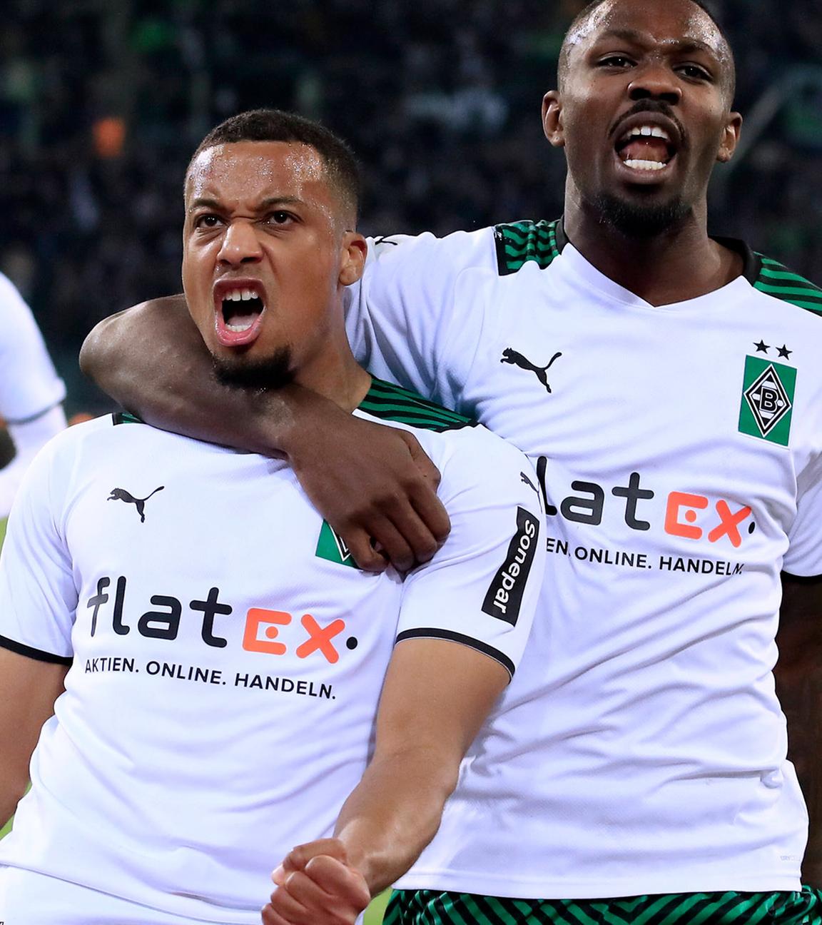 Alassane Plea jubelt nach seinem Tor zum 1 : 0 mit Marcus Thuram beim Spiel Borussia Mönchengladbach gegen Hertha BSC am 12.03.2022