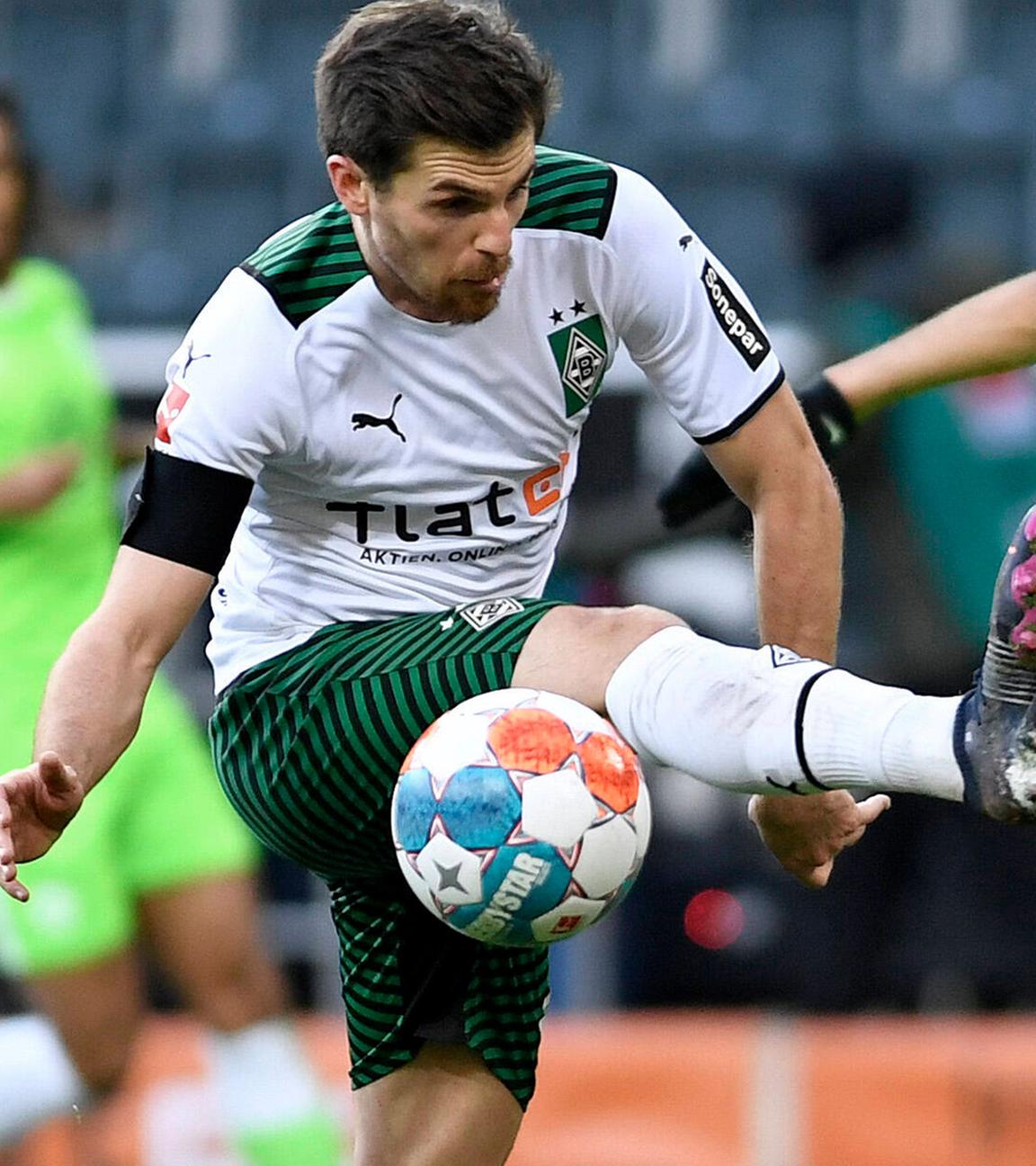 26.02.2022, Moenchengladbach, Deutschland, Borussia-Park, Borussia Moenchengladbach vs. VfL Wolfsburg - 1. Bundesliga, Florian Neuhaus (Borussia Moenchengladbach) und John Anthony Brooks (VfL Wolfsburg) im Zweikampf