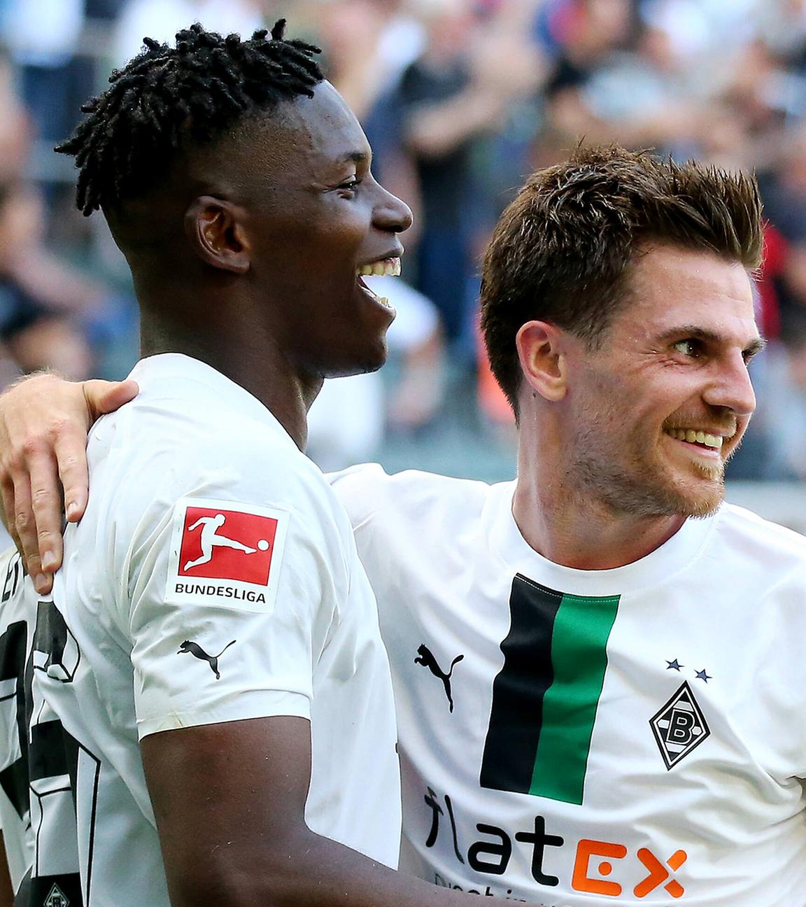 Jonas Hofmann (Gladbach) jubelt nach seinem Tor zum 3:1 mit Breel Embolo (Gladbach) am 14.05.2022.