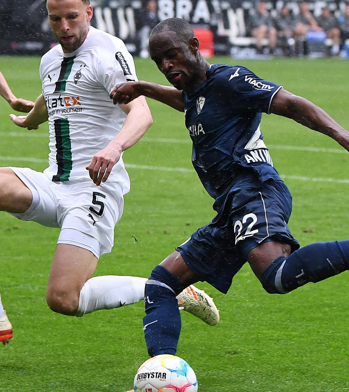 Stefan Lainer ( Mönchengladbach ), Marvin Friedrich ( Mönchengladbach ) und Christopher Antwi-Adjei ( Bochum ).