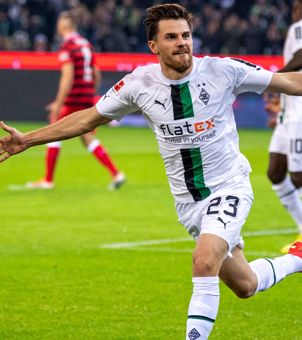 Gladbachs Jonas Hofmann (M) jubelt nach seinem Tor zum 1:0 gegen Stuttgart am 04.11.2022, Mönchengladbach.