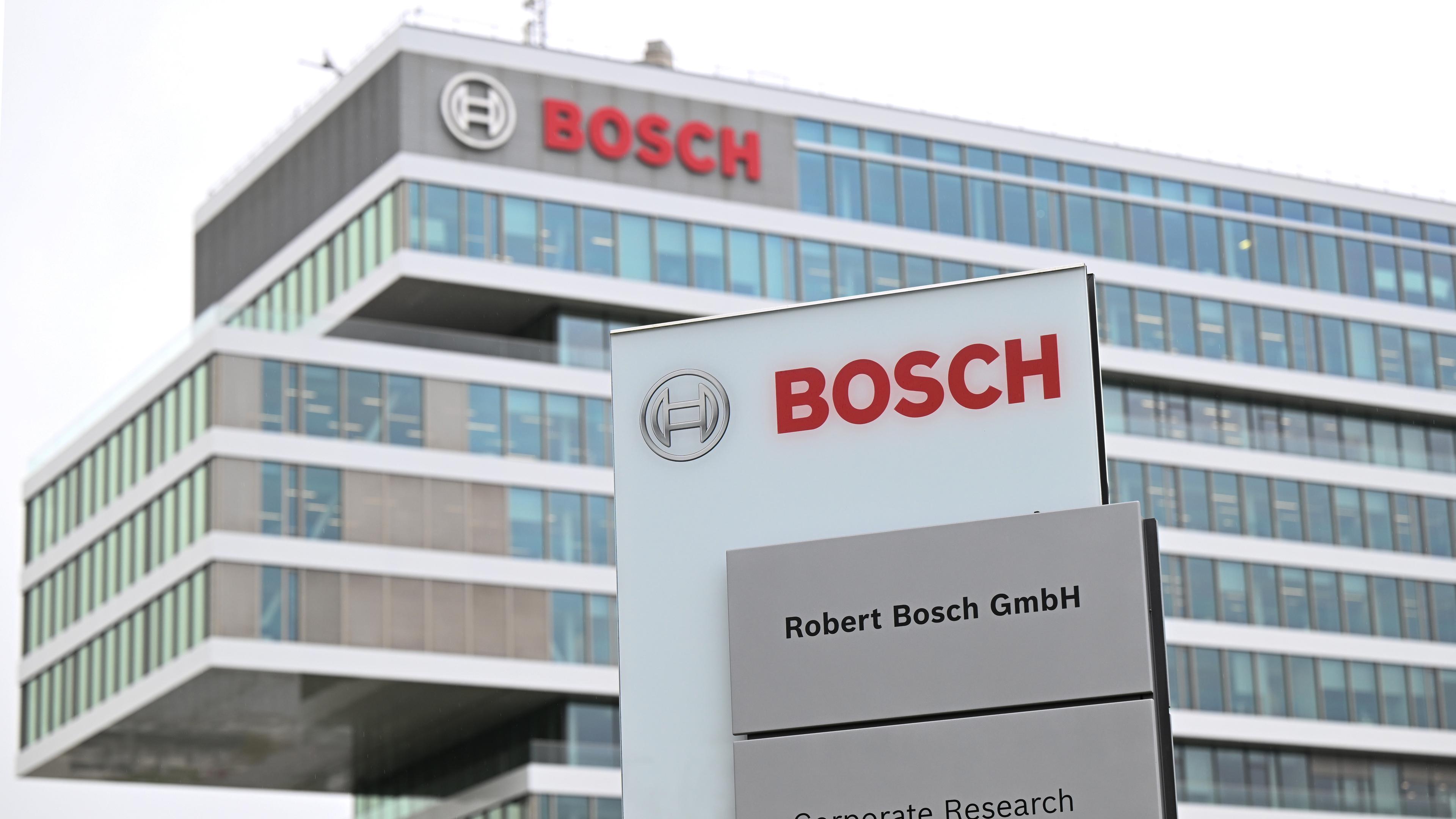 Baden-Württemberg, Renningen: Das Logo des Technologiekonzerns Bosch ist an einem Gebäude am Bosch Campus angebracht.