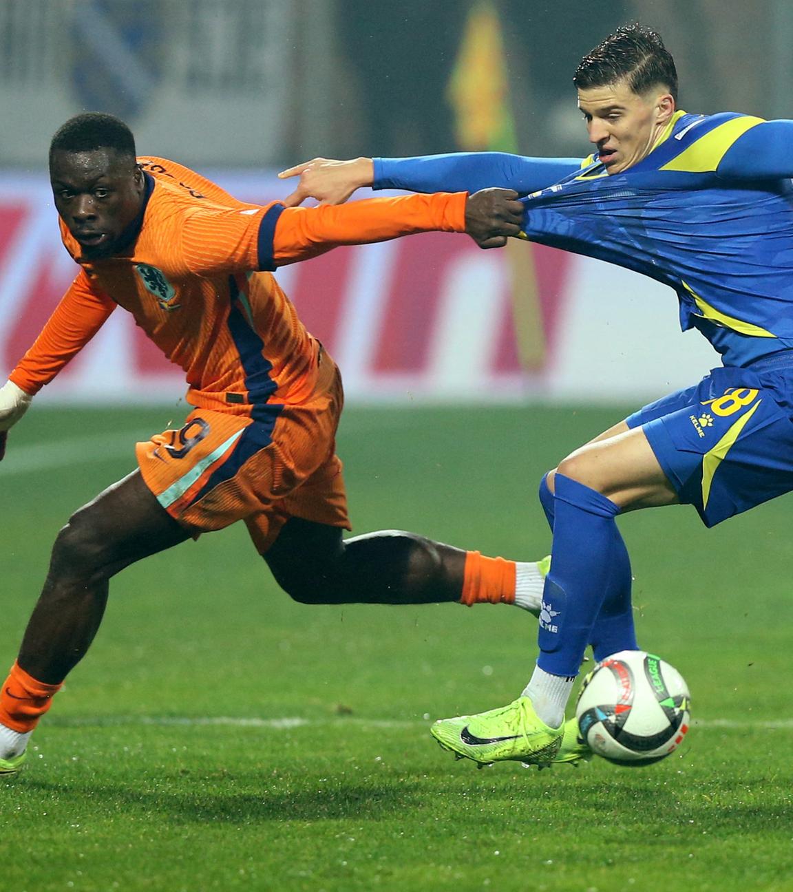 Nations League, Bosnien-Herzegowina - Niederlande am 19. November 2024: Brian Brobbey (Niederlande) im Zweikampf mit Tarik Muharemovic