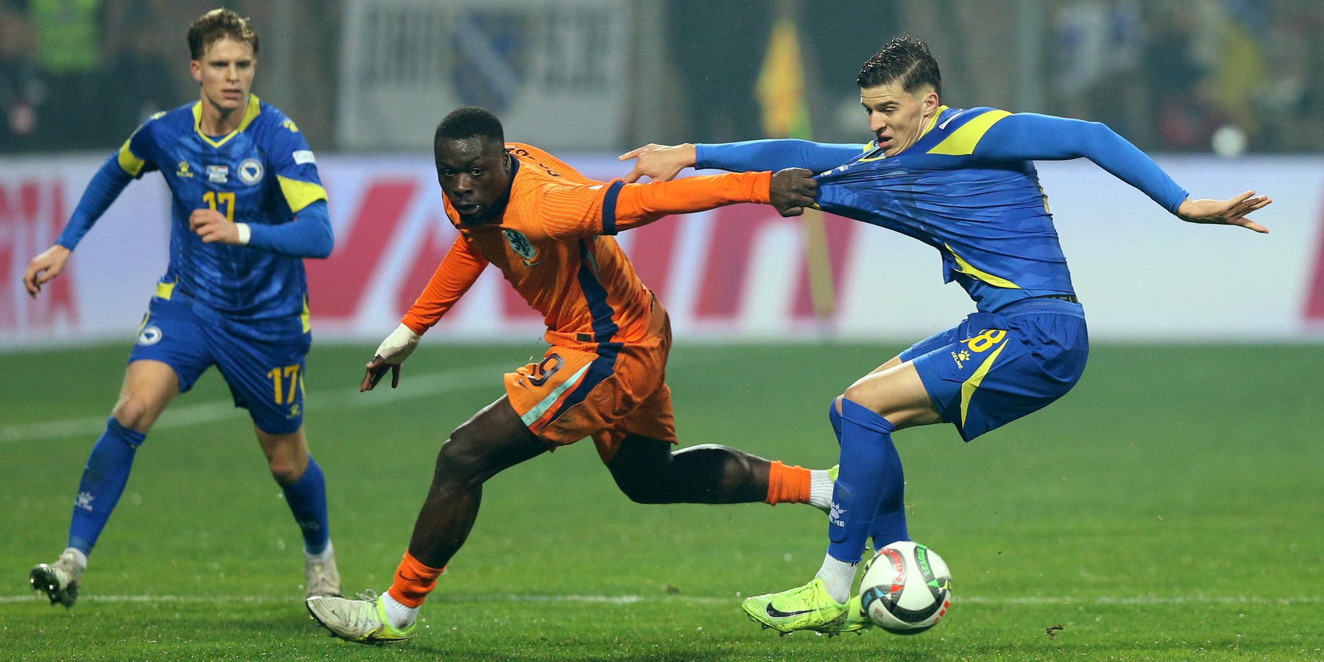 Nations League, Bosnien-Herzegowina - Niederlande am 19. November 2024: Brian Brobbey (Niederlande) im Zweikampf mit Tarik Muharemovic