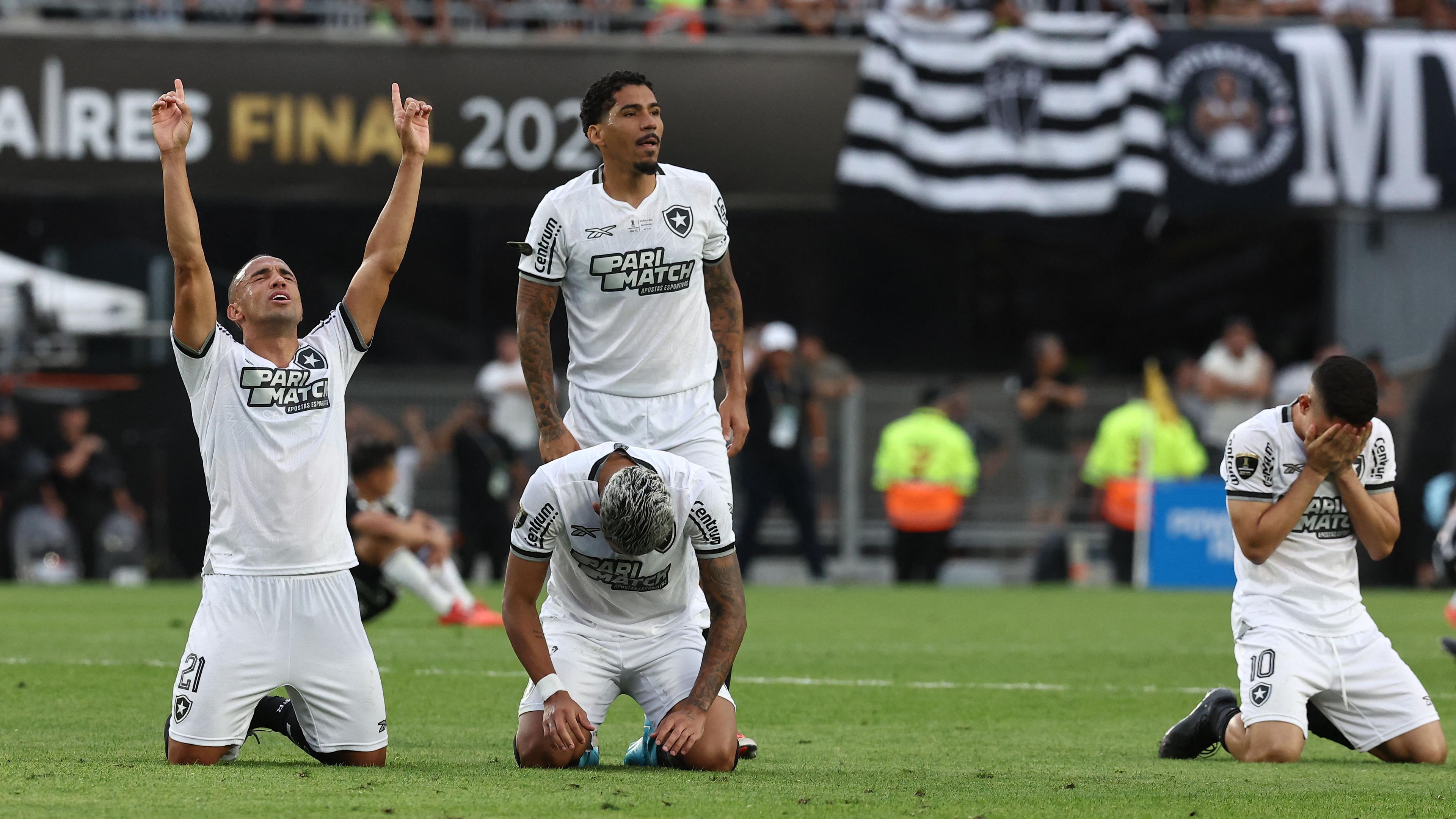 Botafogos Verteidiger #21 Marcal (L) feiert den Sieg im Endspiel der Copa Libertadores.