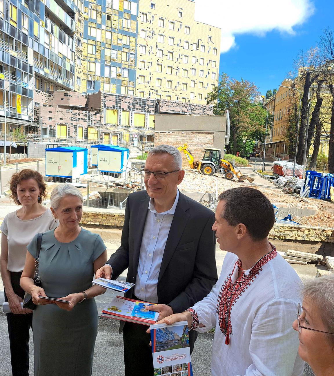 Der deutsche Botschafter Martin Jäger in Kiew vor dem zerstörten Kinderkrankenhaus