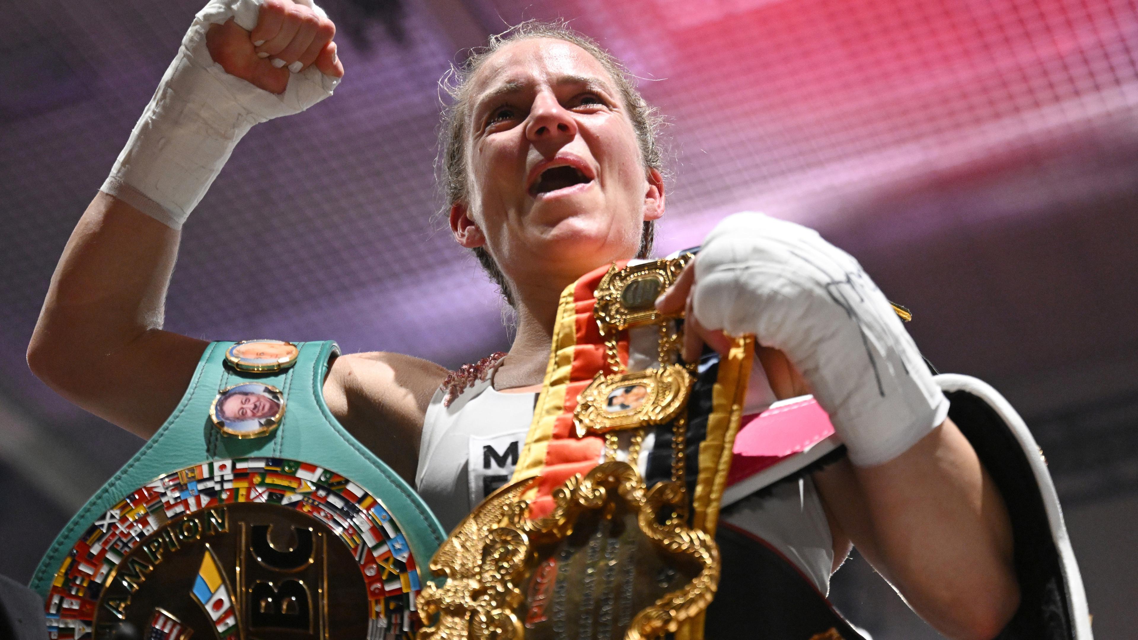 Baden-Württemberg, Heidelberg: Boxen: Atomgewicht, WBC, WBO, WBA, Weltmeisterschaft. Rupprecht aus Deutschland gegen Matsuda aus Japan. Tina Rupprecht nach dem Kampf.