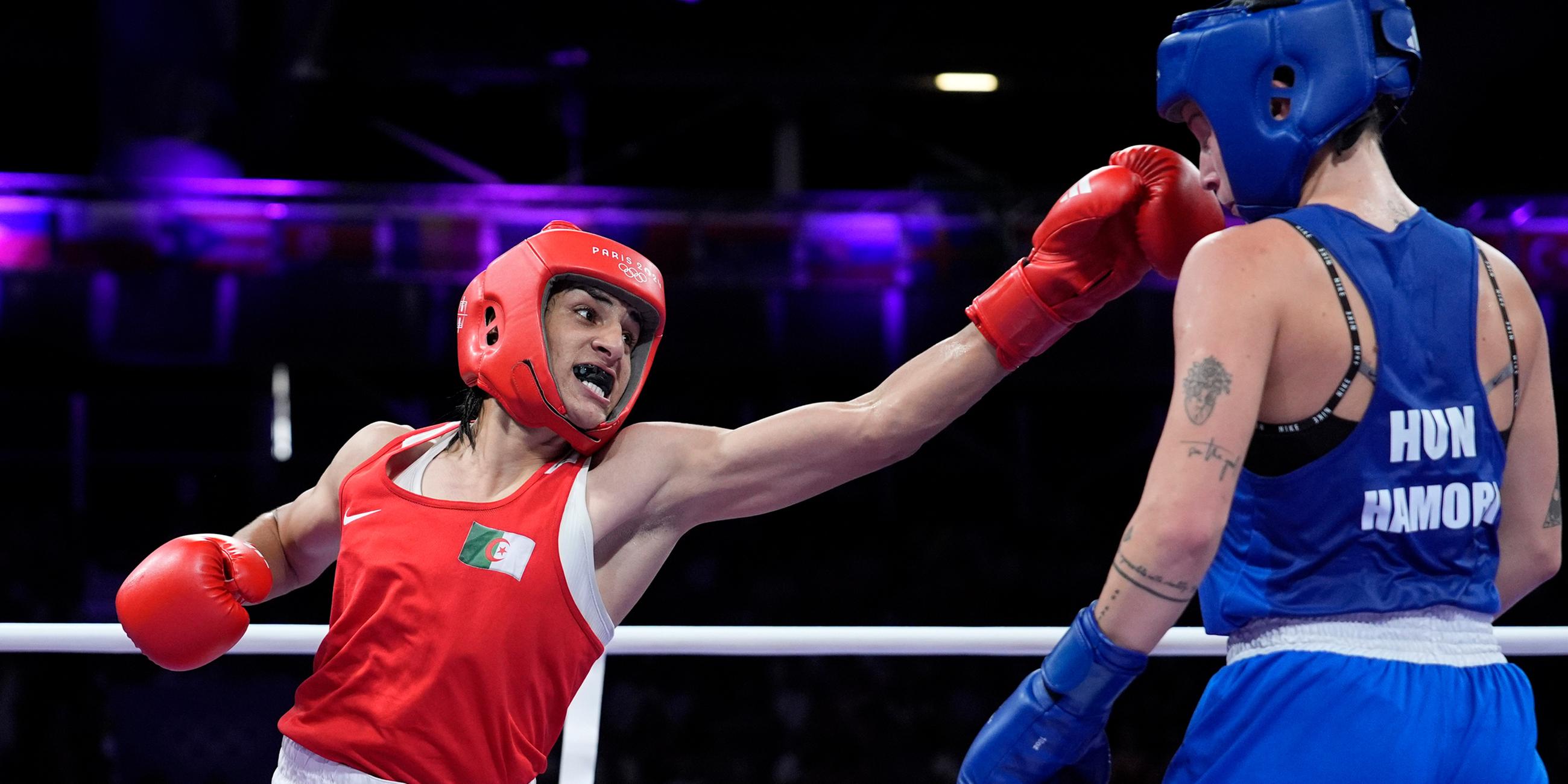 Die algerische Kämpferin Imane Khelif schlägt die Ungarin Anna Hamori im Viertelfinale.