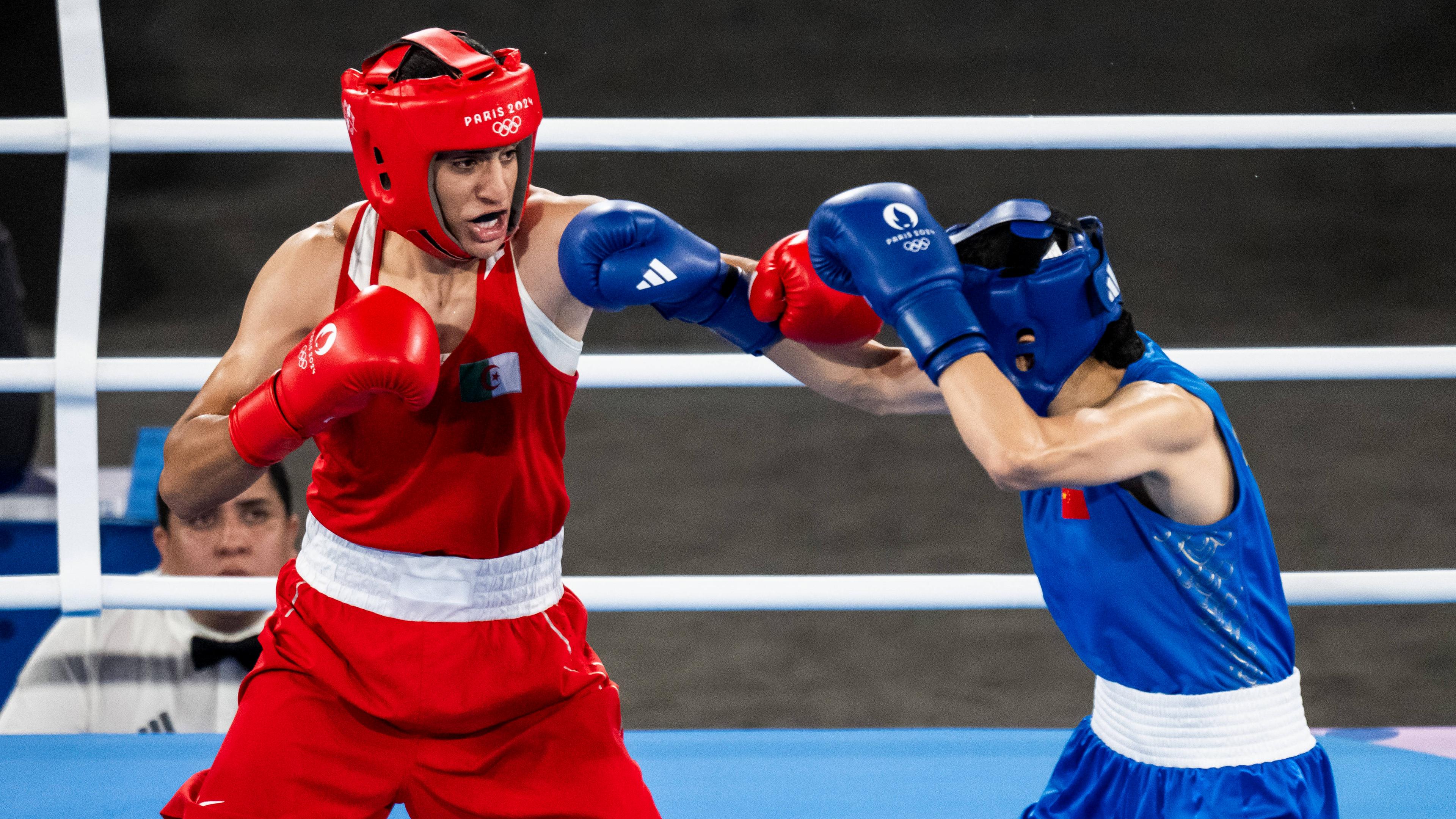 Imane Khelif aus Algerien (rot) gegen Liu Yang aus China (blau) im Goldmedaillen-Finale im Boxen der Frauen.