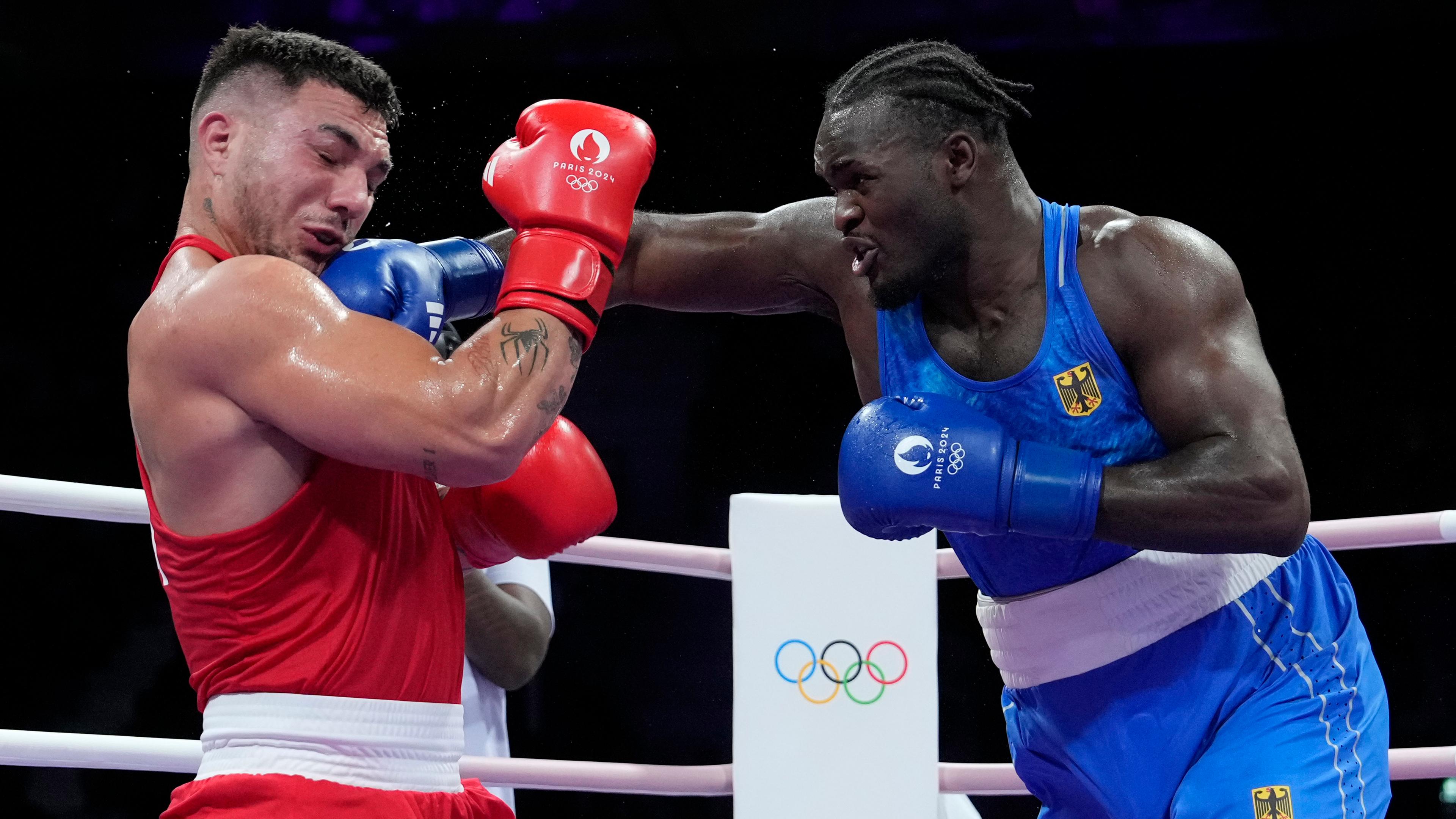 Der deutsche Boxer Nelvie Tiafack während seinem Kampf beim Viertelfinale der olympischen Spiele 2024.