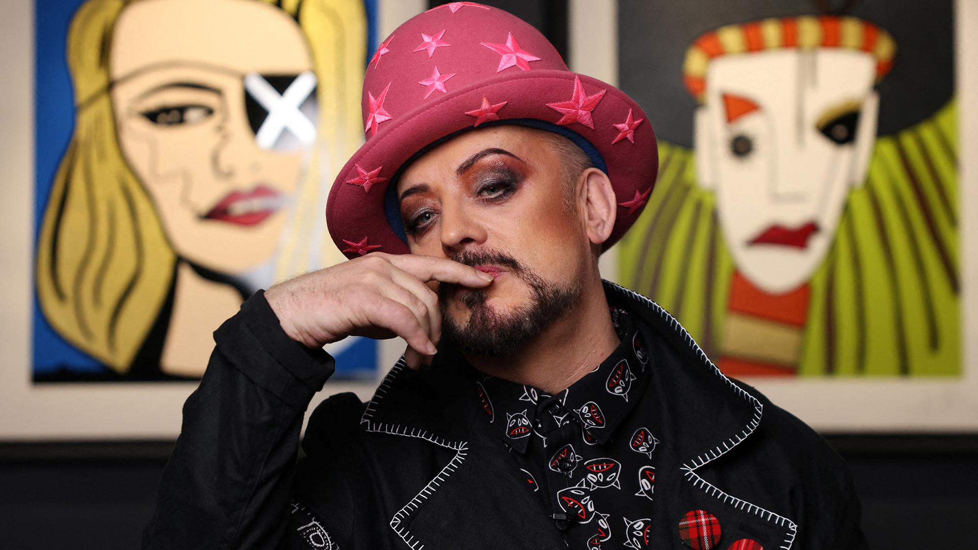 Der Sänger Boy George vor zwei Portaits. 