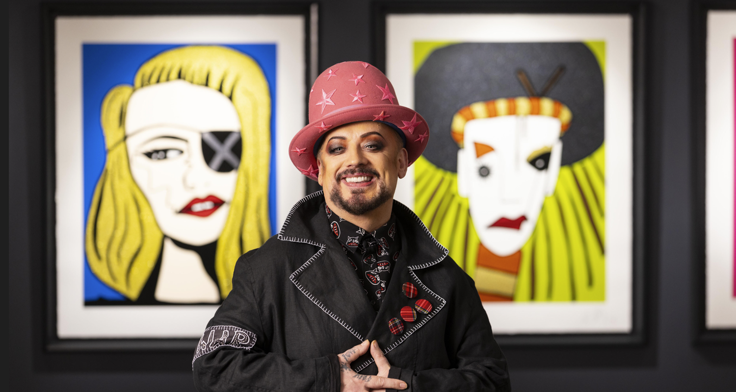 Boy George mit seinen Gemälden 