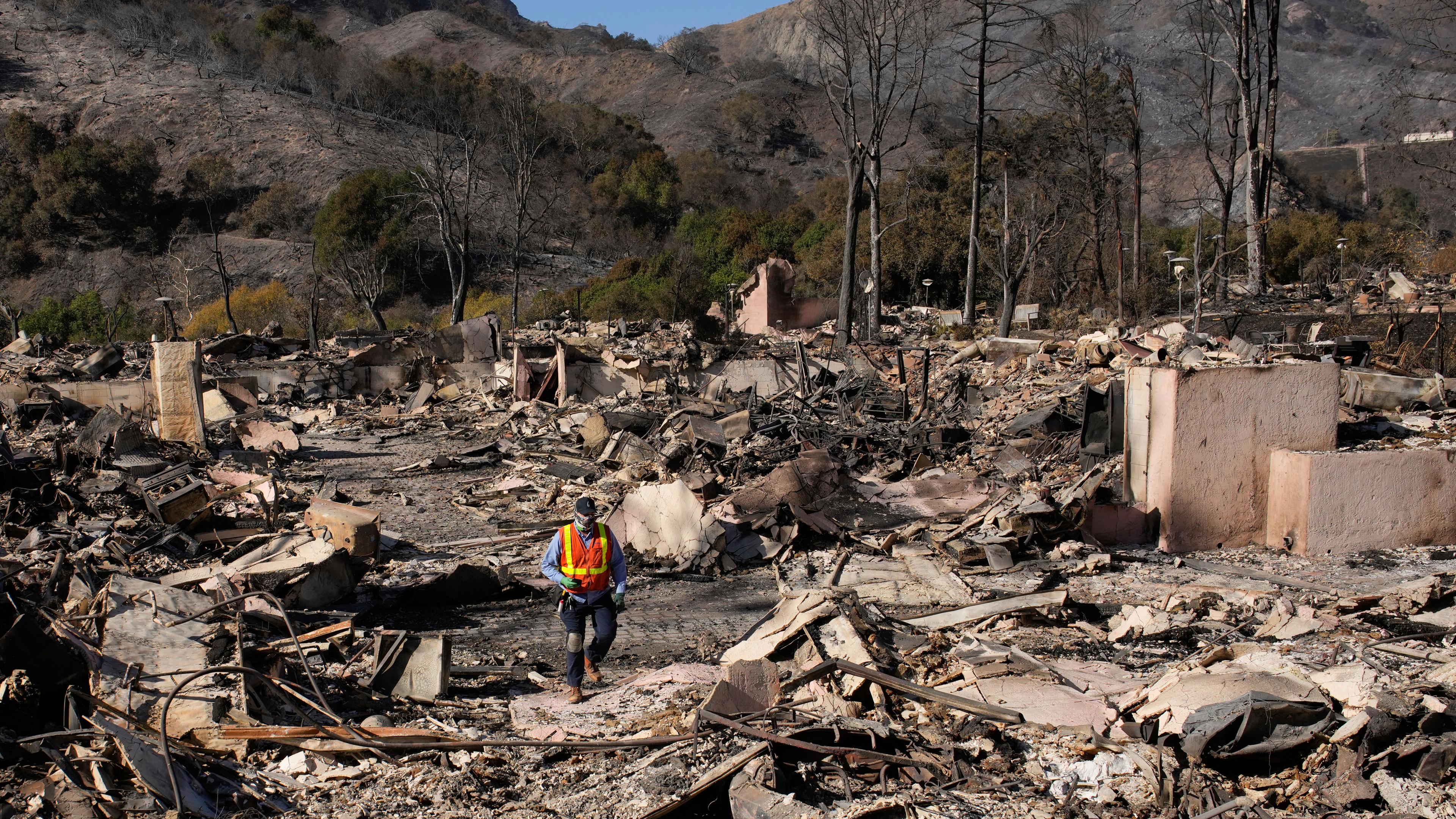 USA, Los Angeles: Ein Arbeiter begutachtet die Schäden des Palisades-Feuers im Stadtteil Pacific Palisades von Los Angeles.