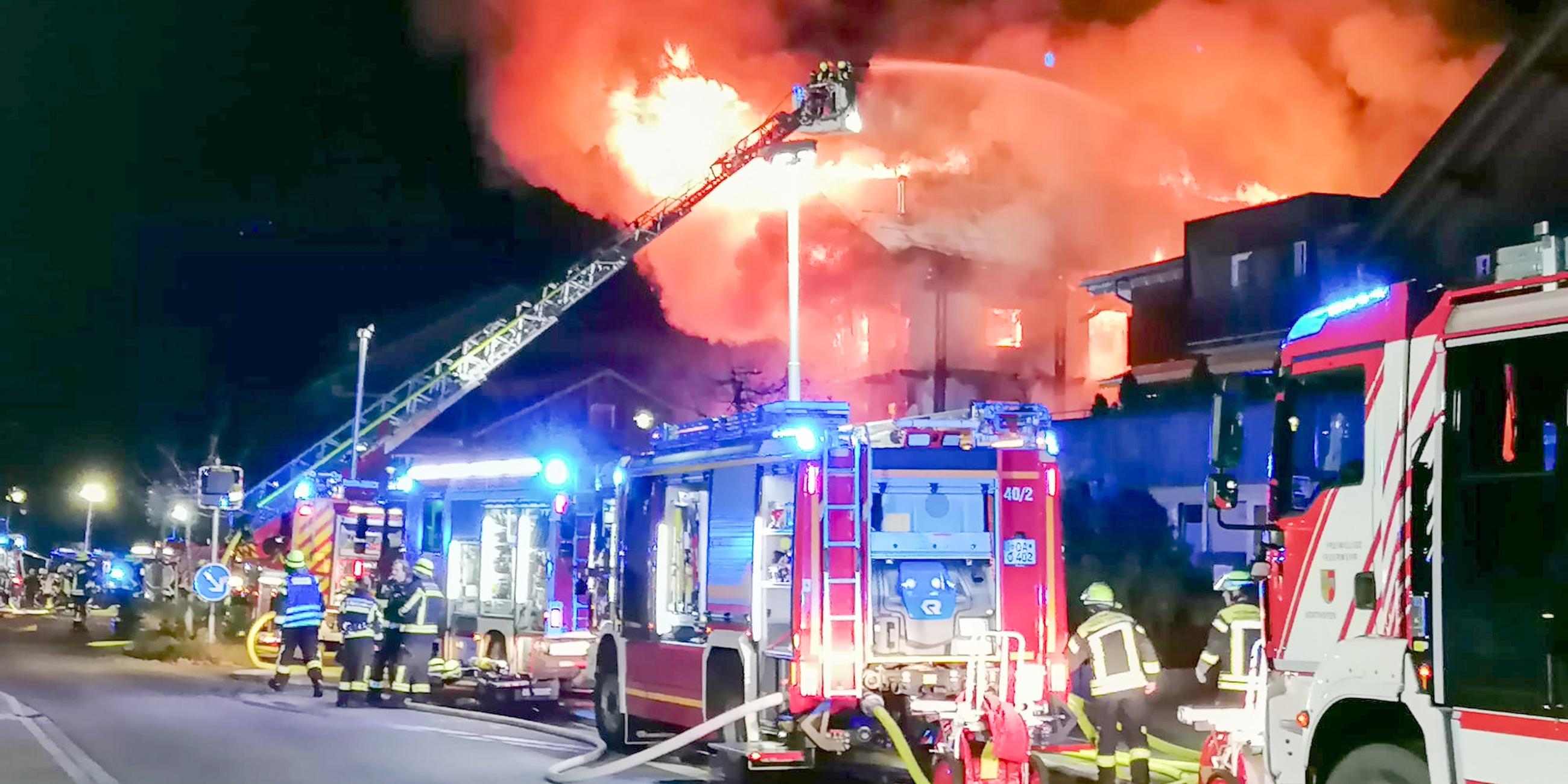 Einsatzkräfte der Feuerwehr löschen einen Brand im Mitarbeiterhaus eines Hotels im Allgäu.